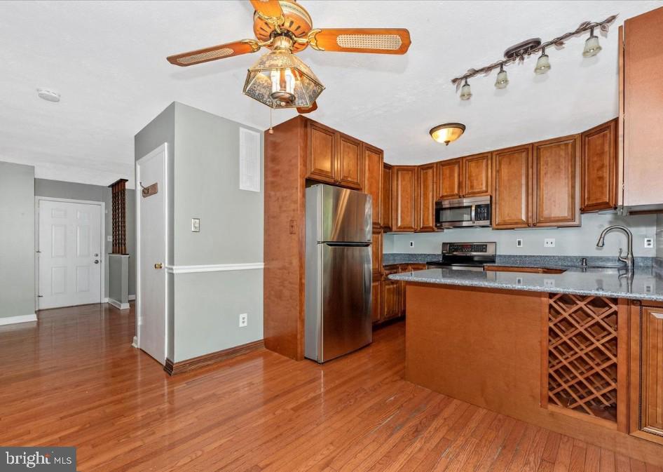 381 W THORNHILL