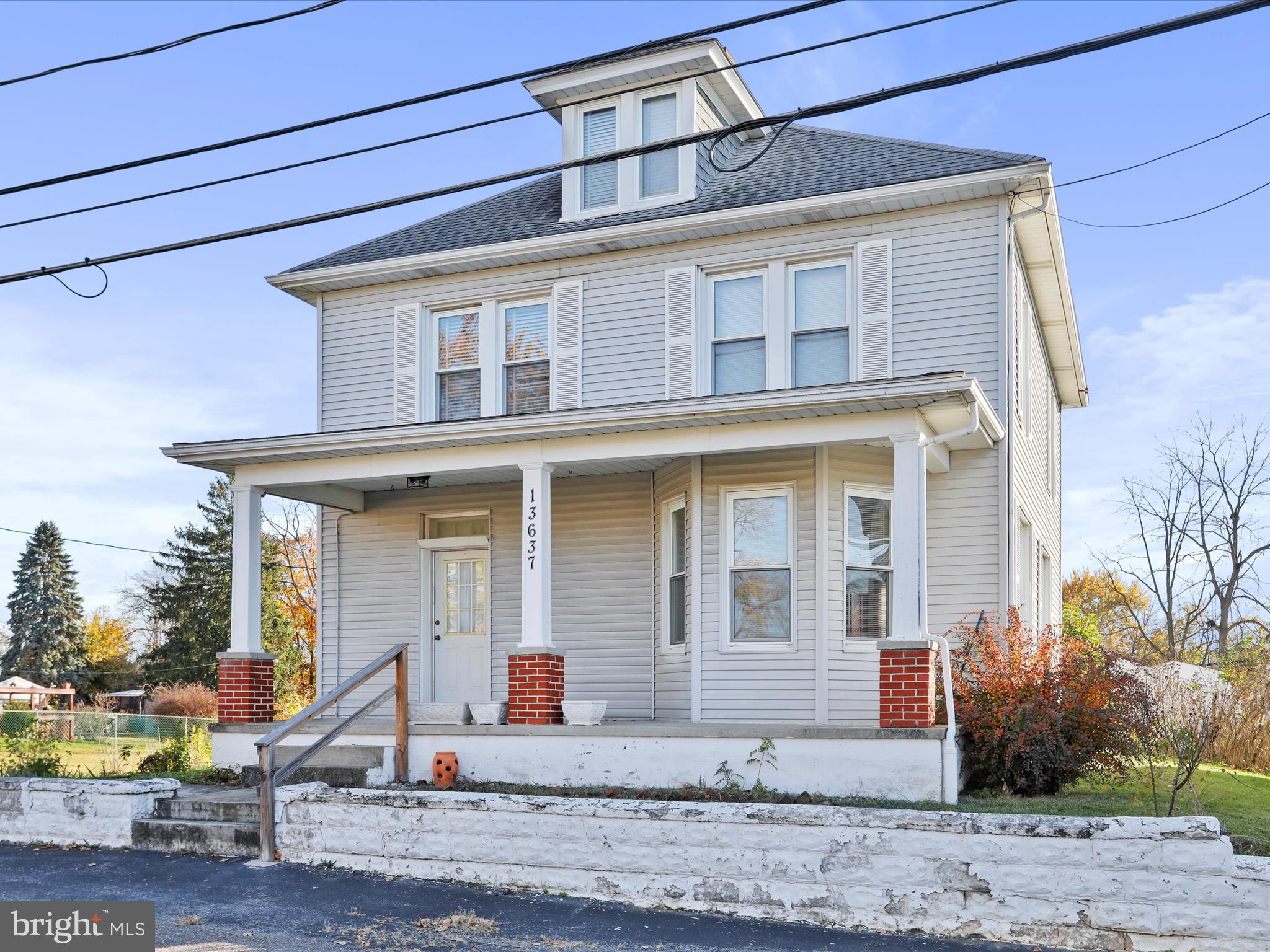 MAUGANSVILLE - Residential