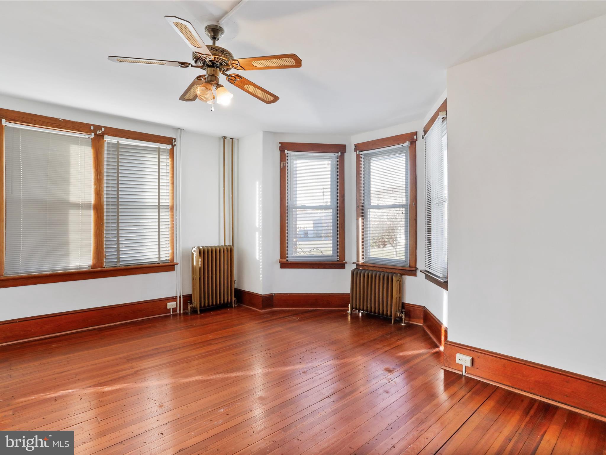 MAUGANSVILLE - Residential