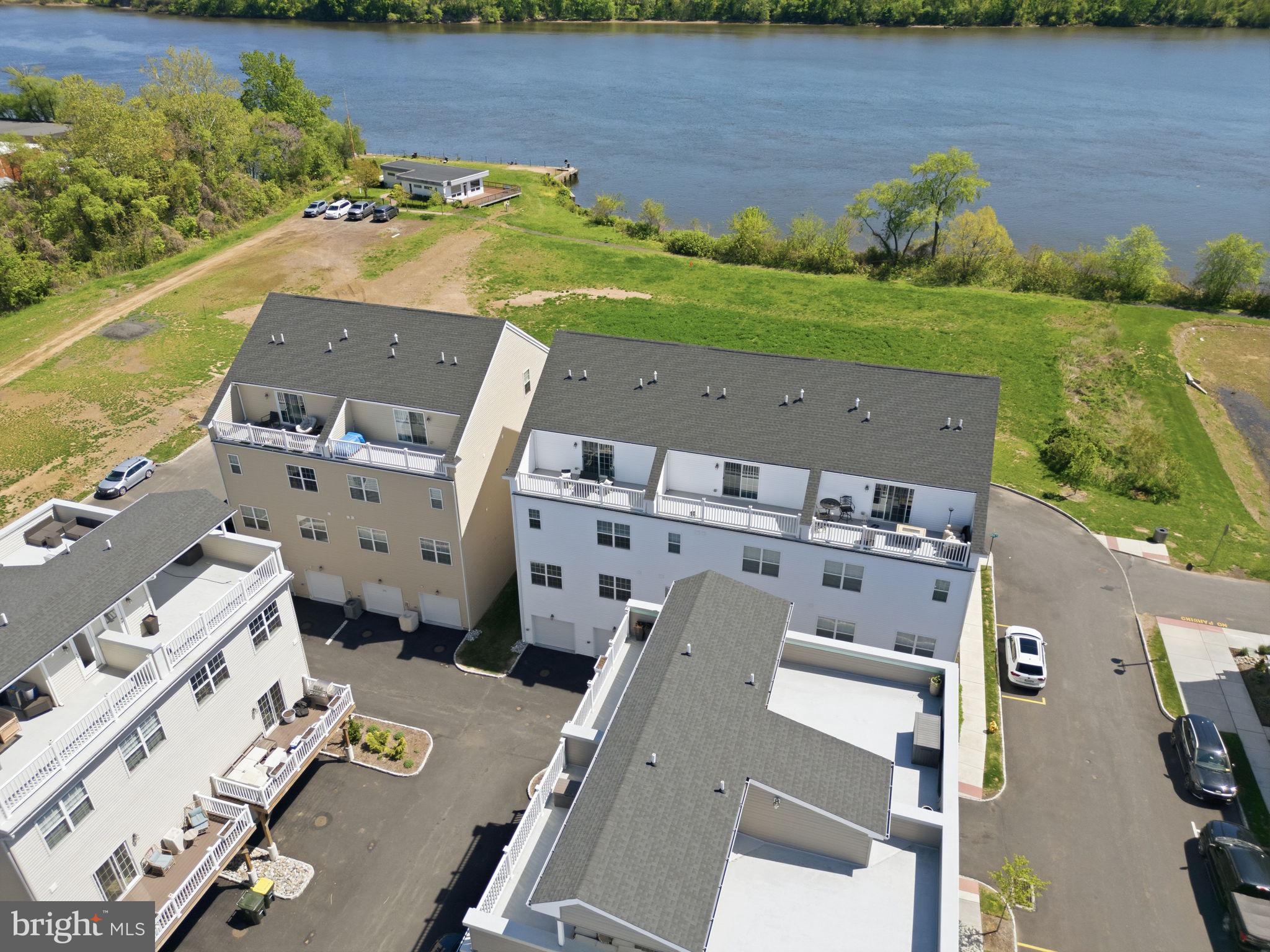 WATERSIDE - Residential