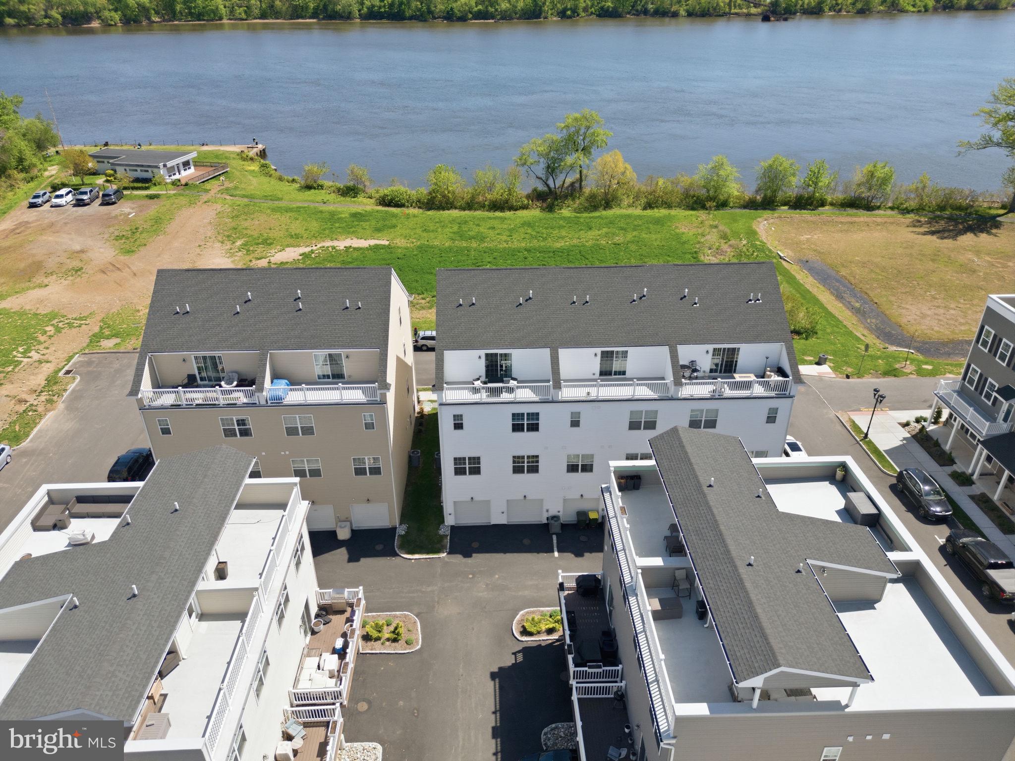 WATERSIDE - Residential