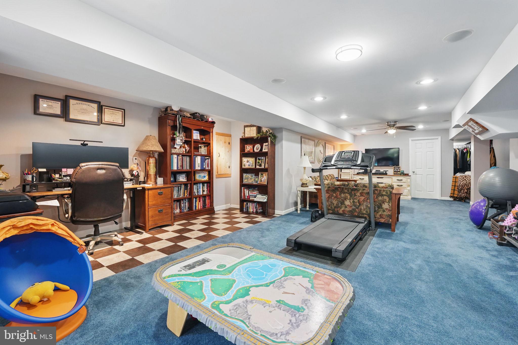 PIEDMONT SQUARE - Residential