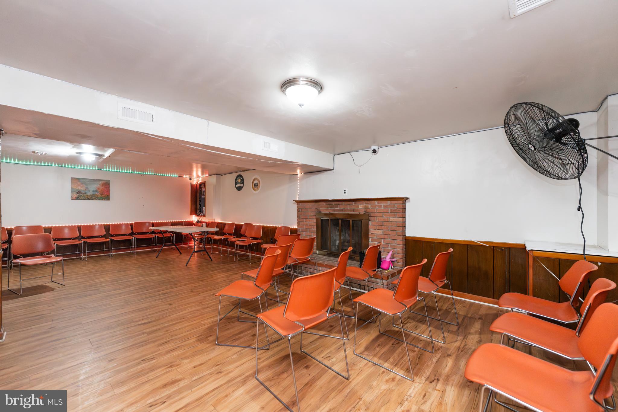 WHITE OAK MANOR - Residential