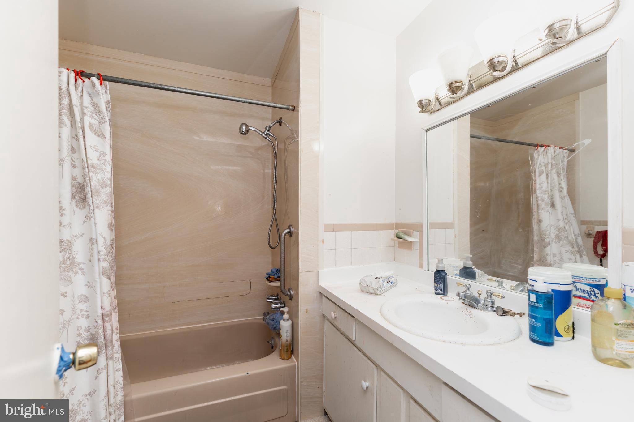 WHITE OAK MANOR - Residential