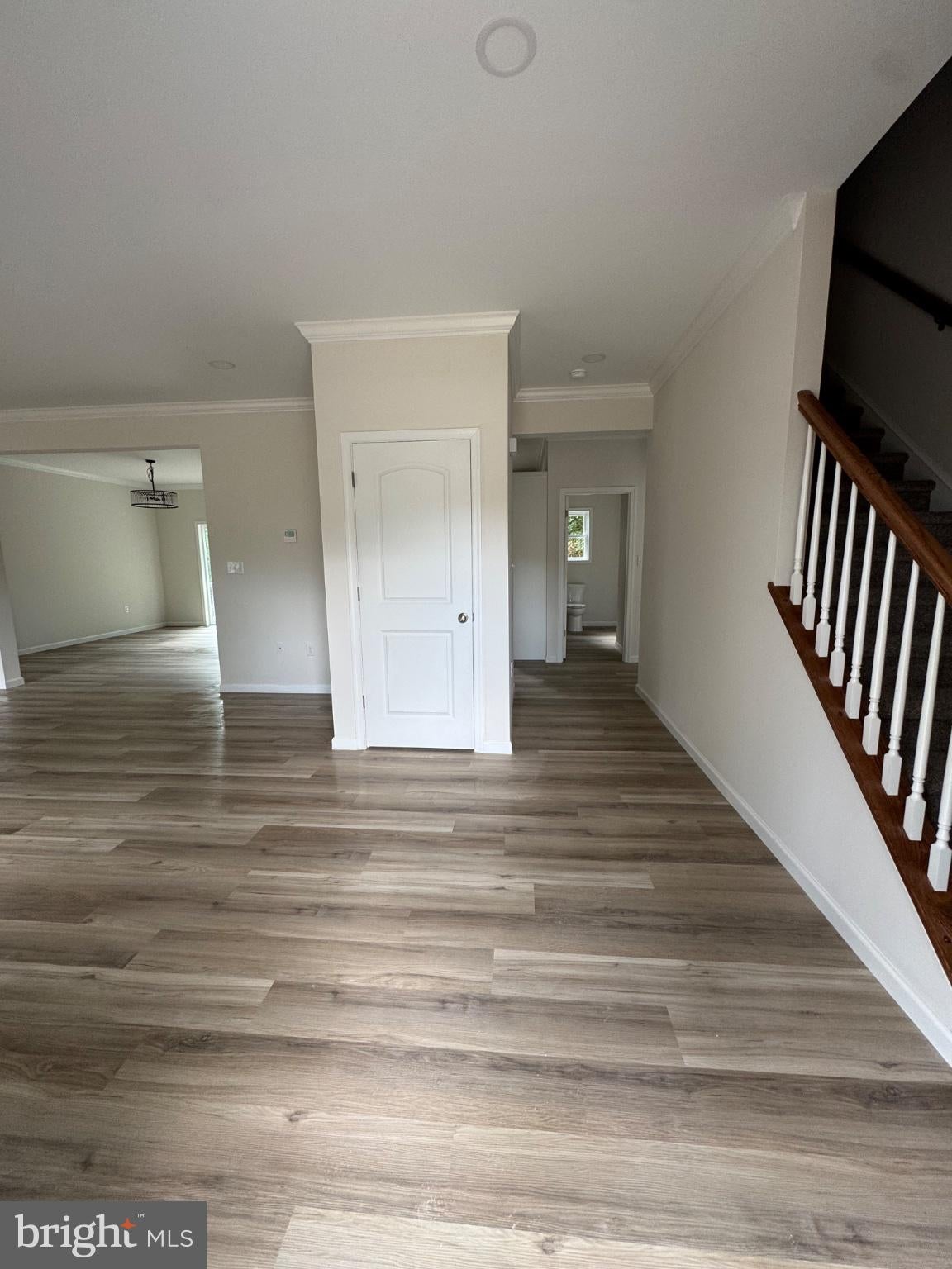 8 S LOCUST LANE