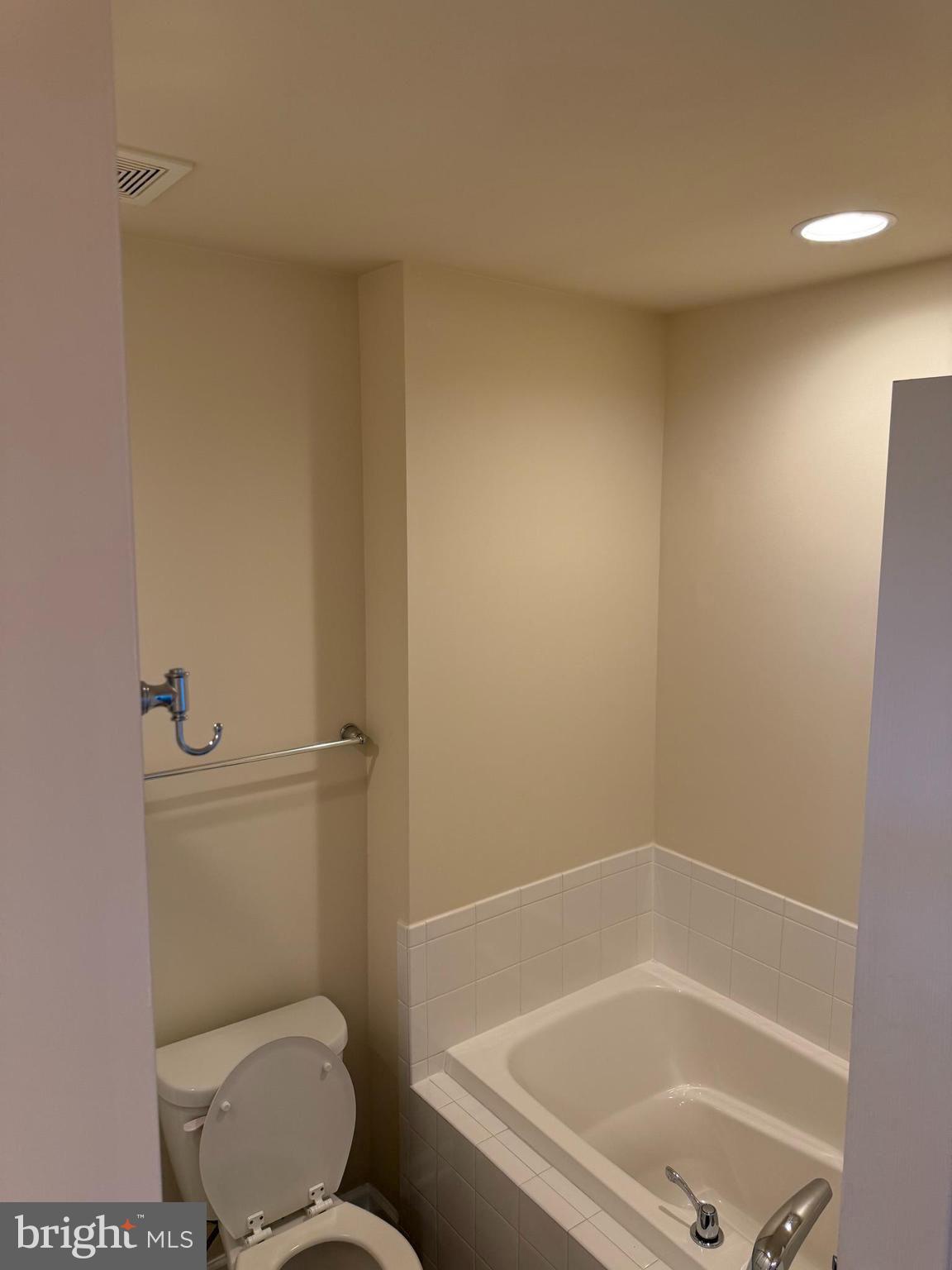 LAKELAND PLACE - Residential Lease