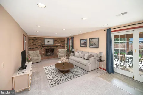 6928 Stoneybrooke Lane, Alexandria, VA MLS: VAFX2236734