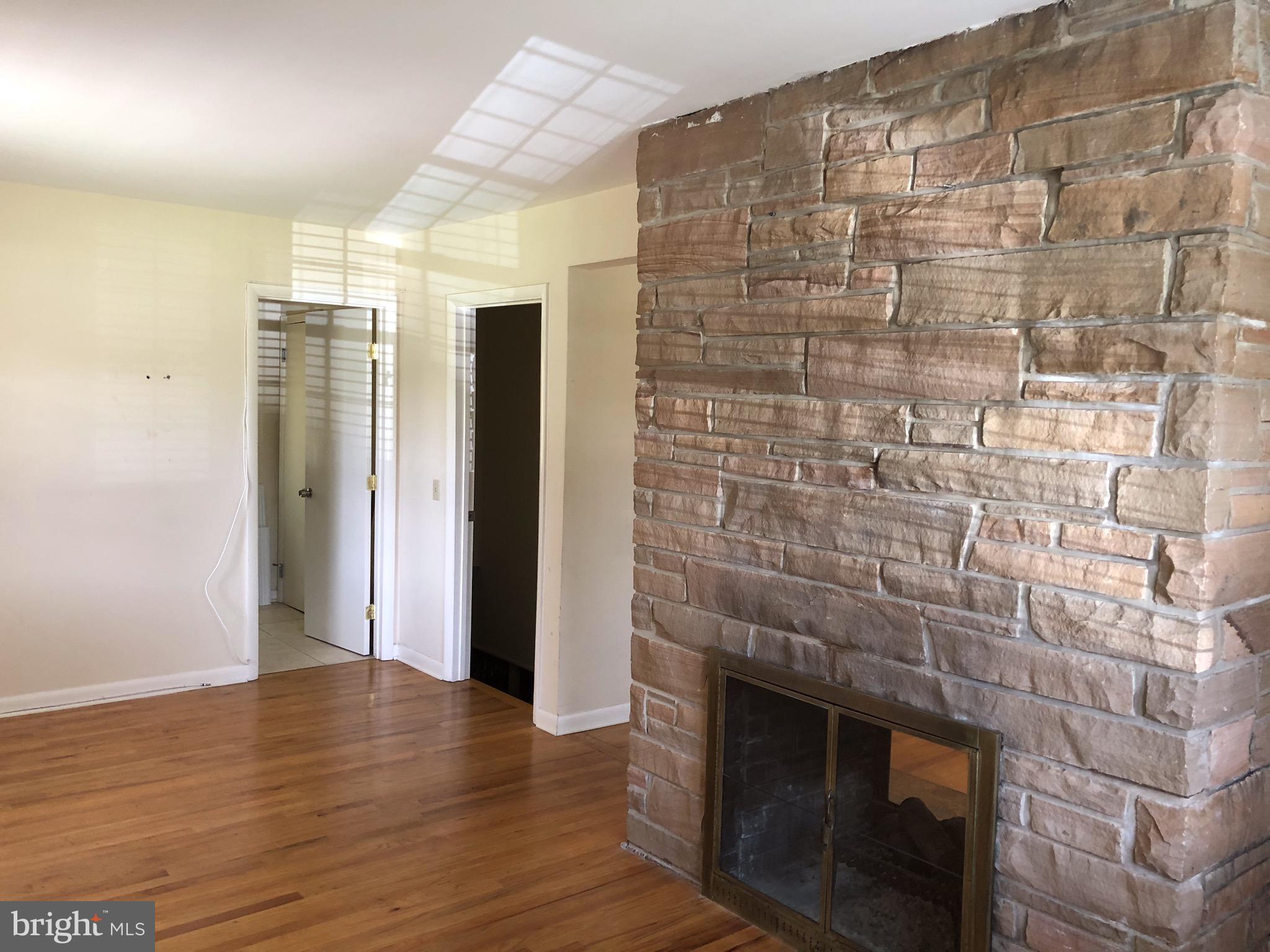 HILLSMERE ESTATES - Residential Lease