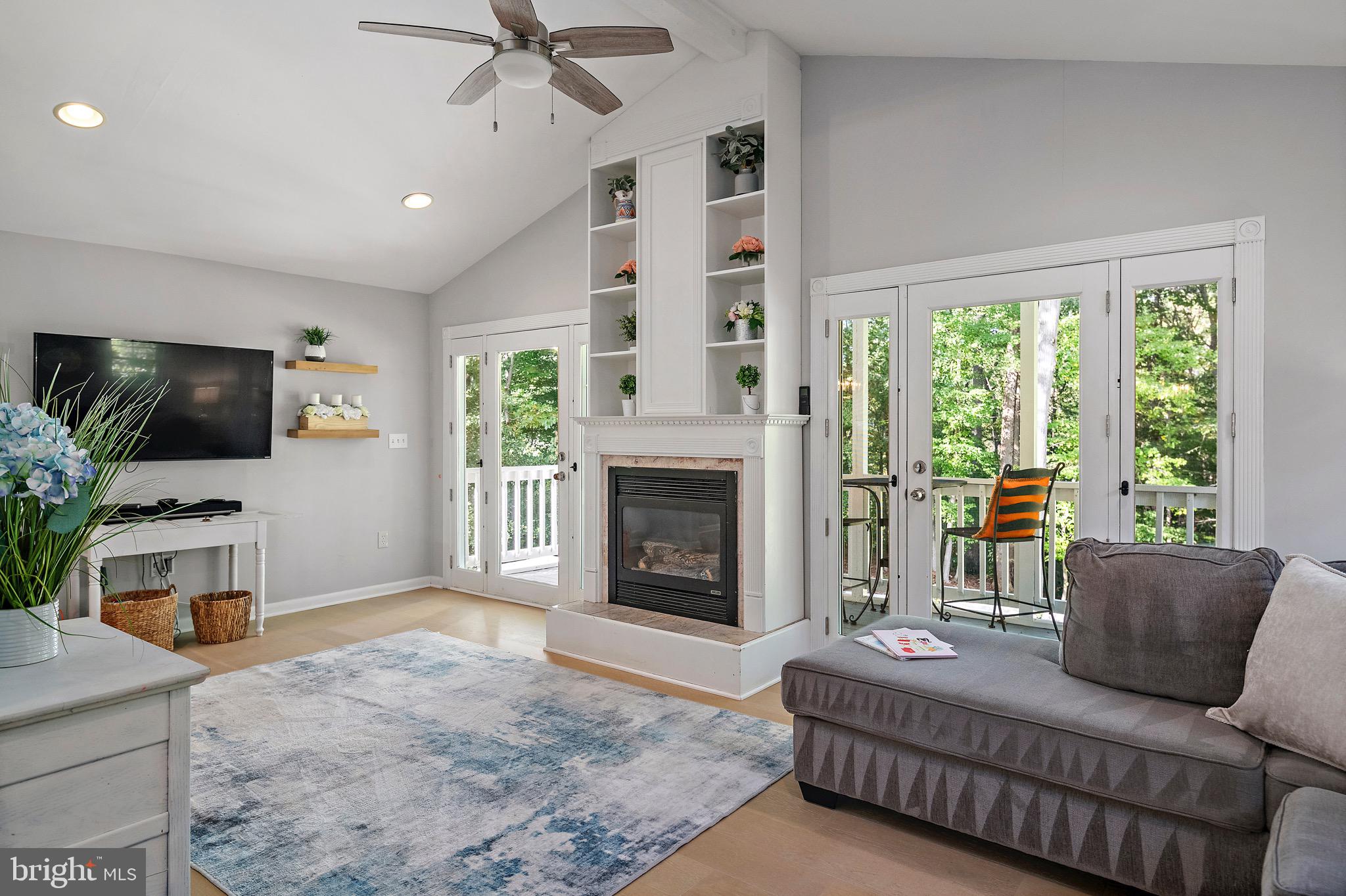 ROLLING KNOLLS - Residential