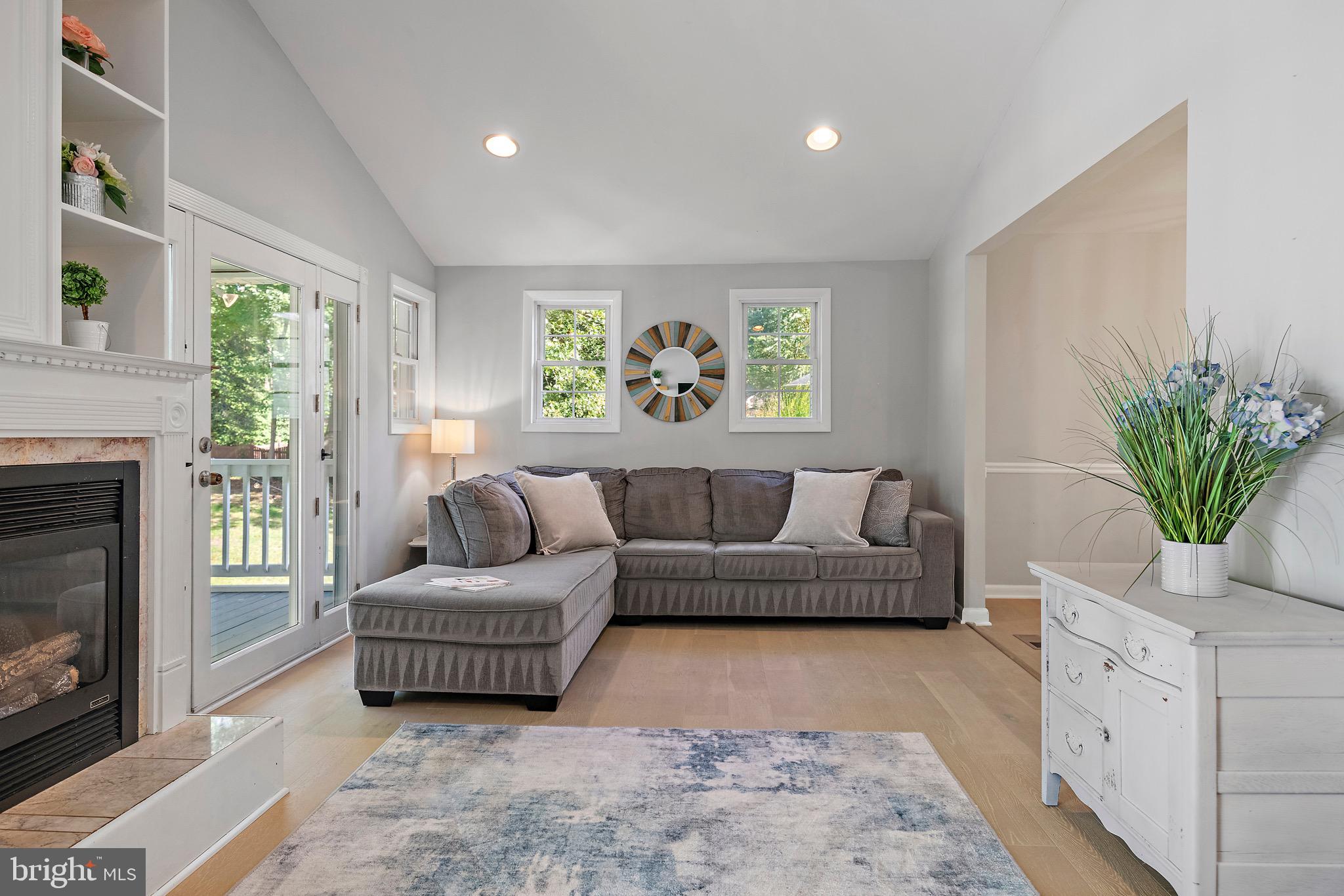 ROLLING KNOLLS - Residential