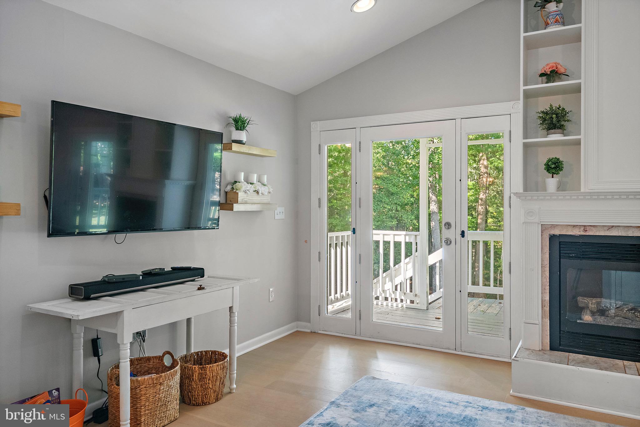 ROLLING KNOLLS - Residential