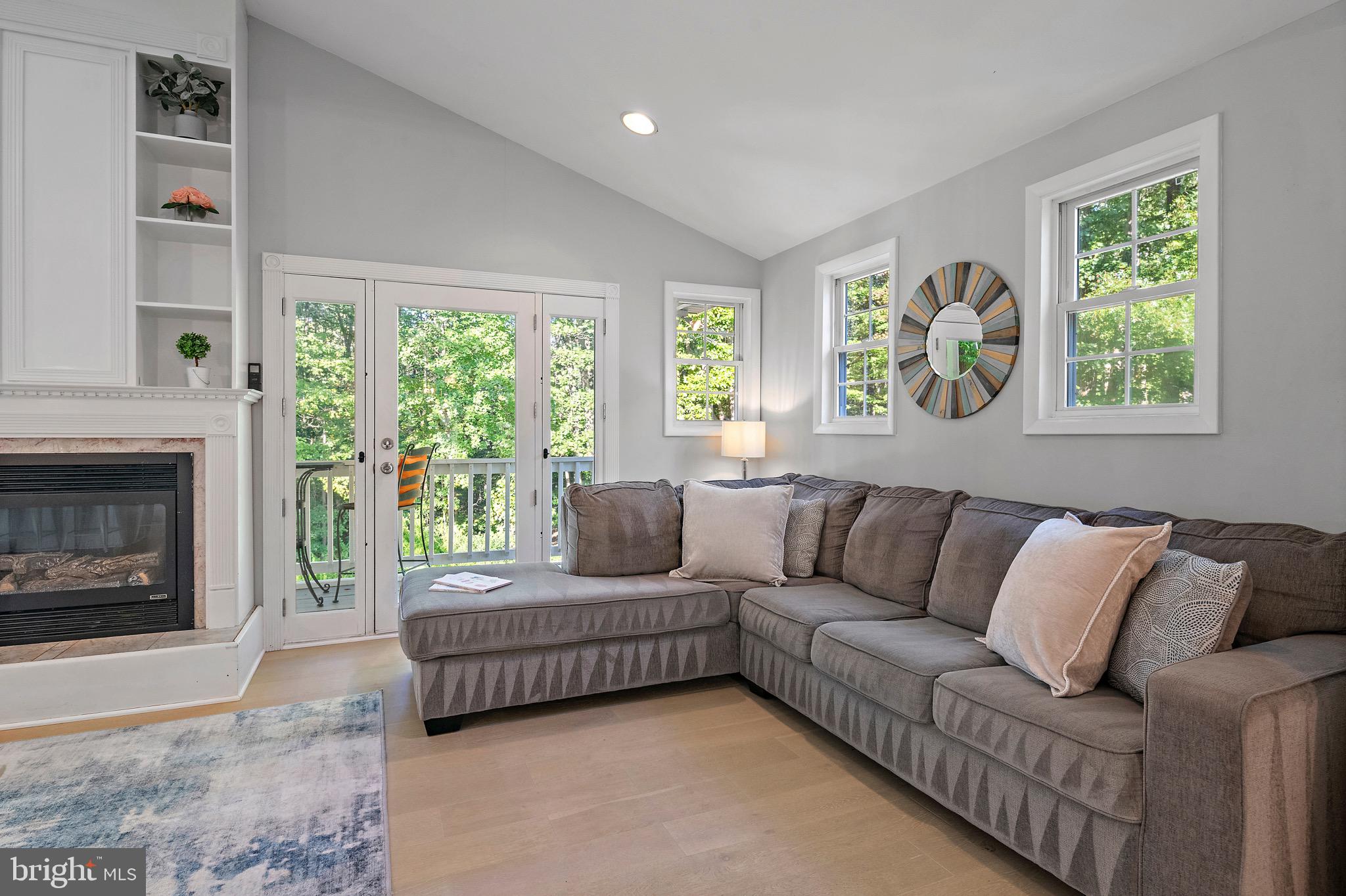 ROLLING KNOLLS - Residential