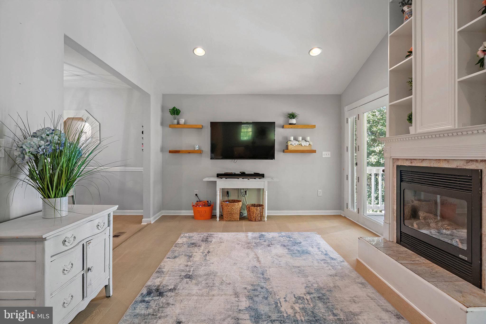 ROLLING KNOLLS - Residential