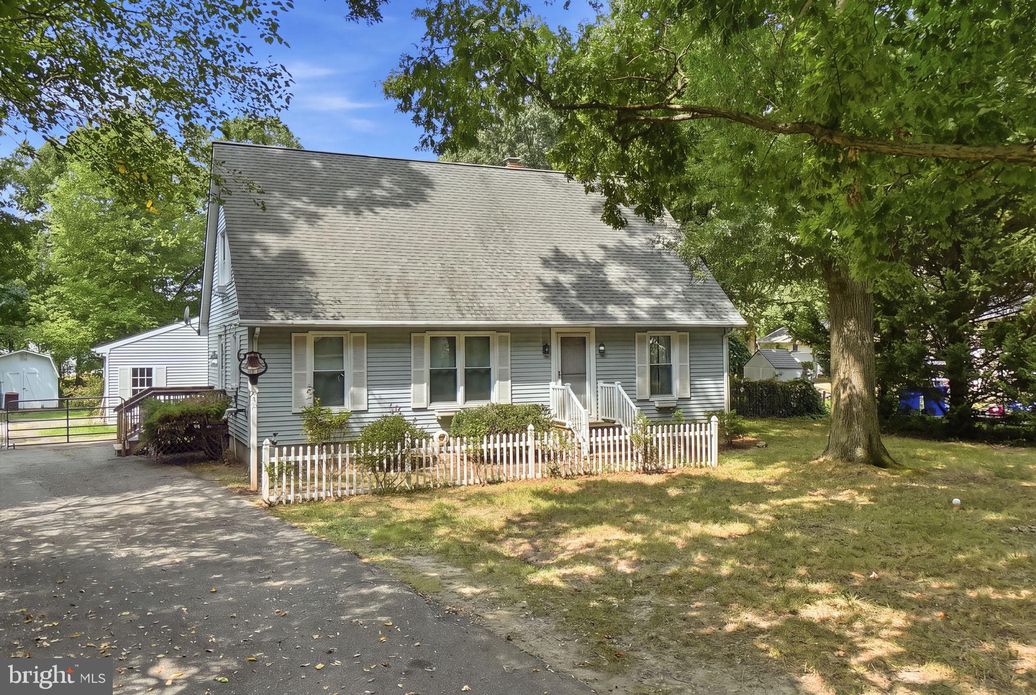 912 BUCKINGHAM DRIVE