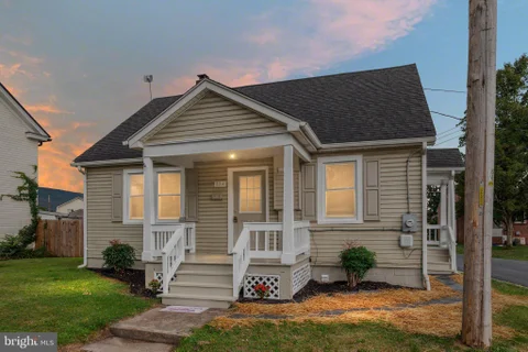528 E Queen Street, Strasburg, VA 22657 - #: VASH2015154