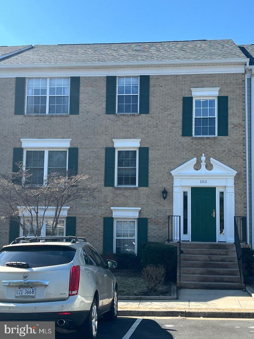 Rare find in Fox Chapel at Tudor Knolls, 3-bedroom, 2 baths condo in Leesburg. Walking distance to
shopping center and minutes to downtown Leesburg. Assigned parking and also extra parking spaces.
Outdoor community pool This home is on the top floor, has vaulted ceiling with a skylight for natural sunlight, a fireplace and a balcony. Hardwood floors throughout the unit. Tiles in the kitchen, dining room and bathrooms. The kitchen featuring granite countertops and stainless steel appliances. Bathrooms feature granite vanities, a bathtub and a shower.