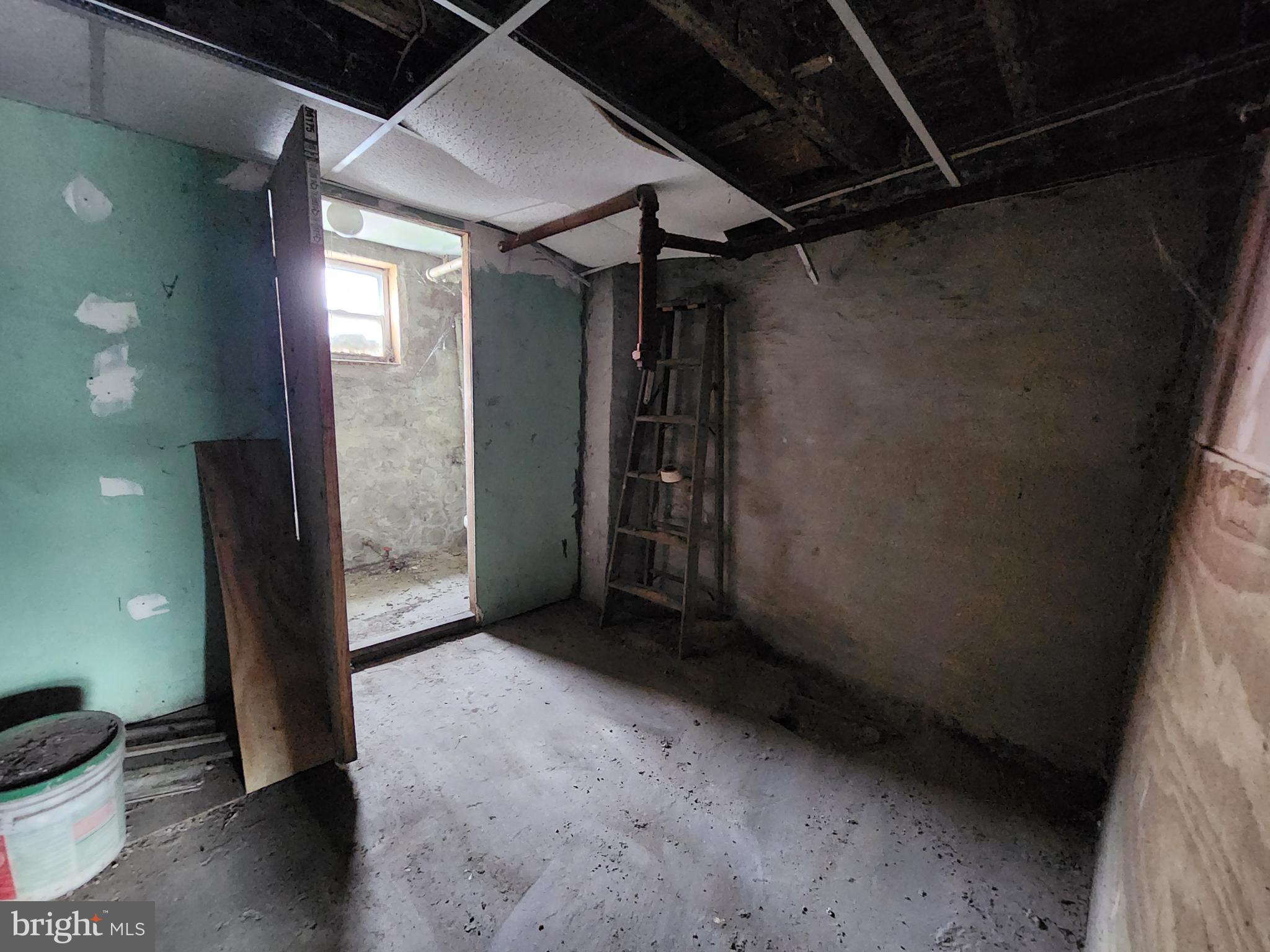 HOLLINS MARKET - Residential