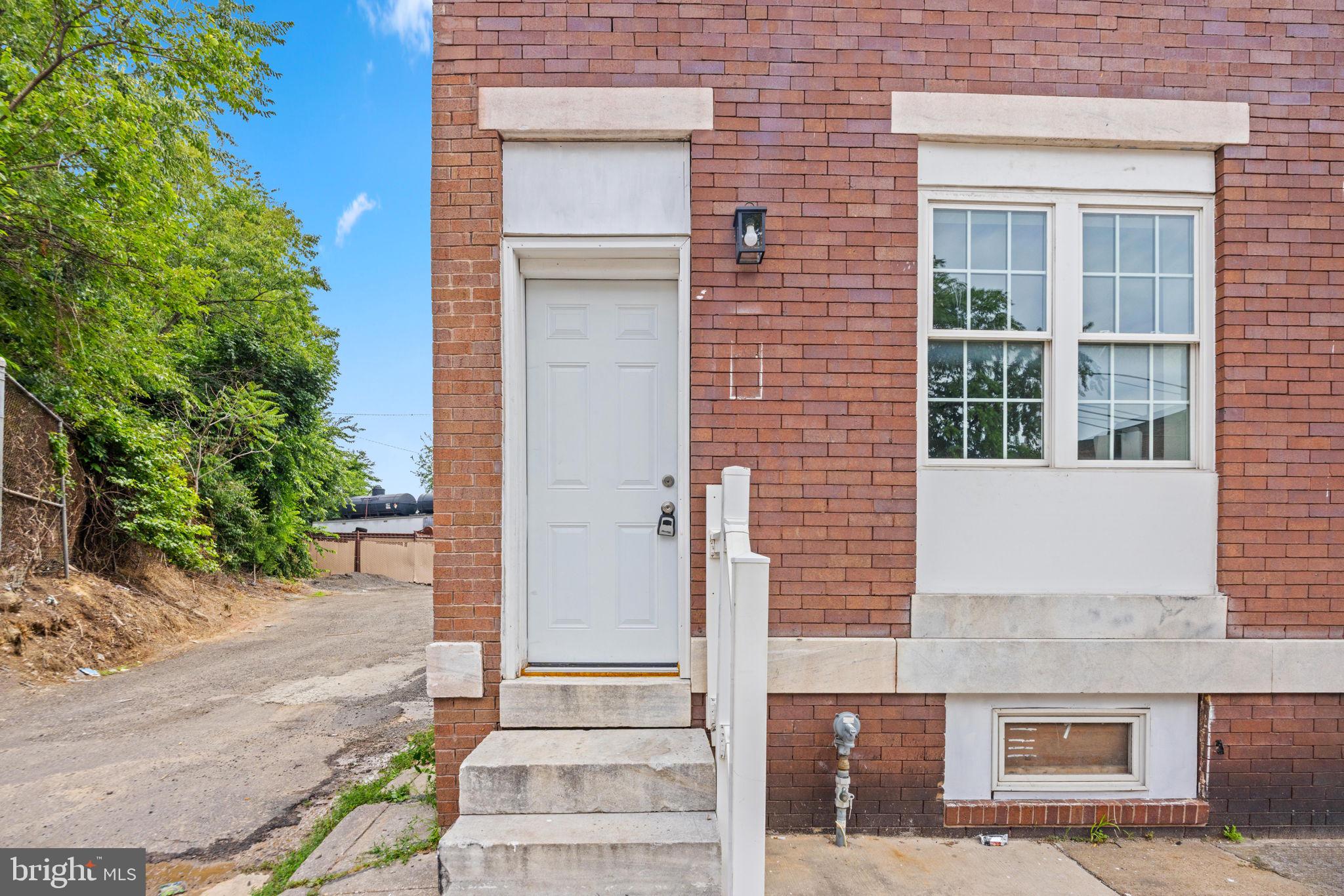 1 S KRESSON STREET