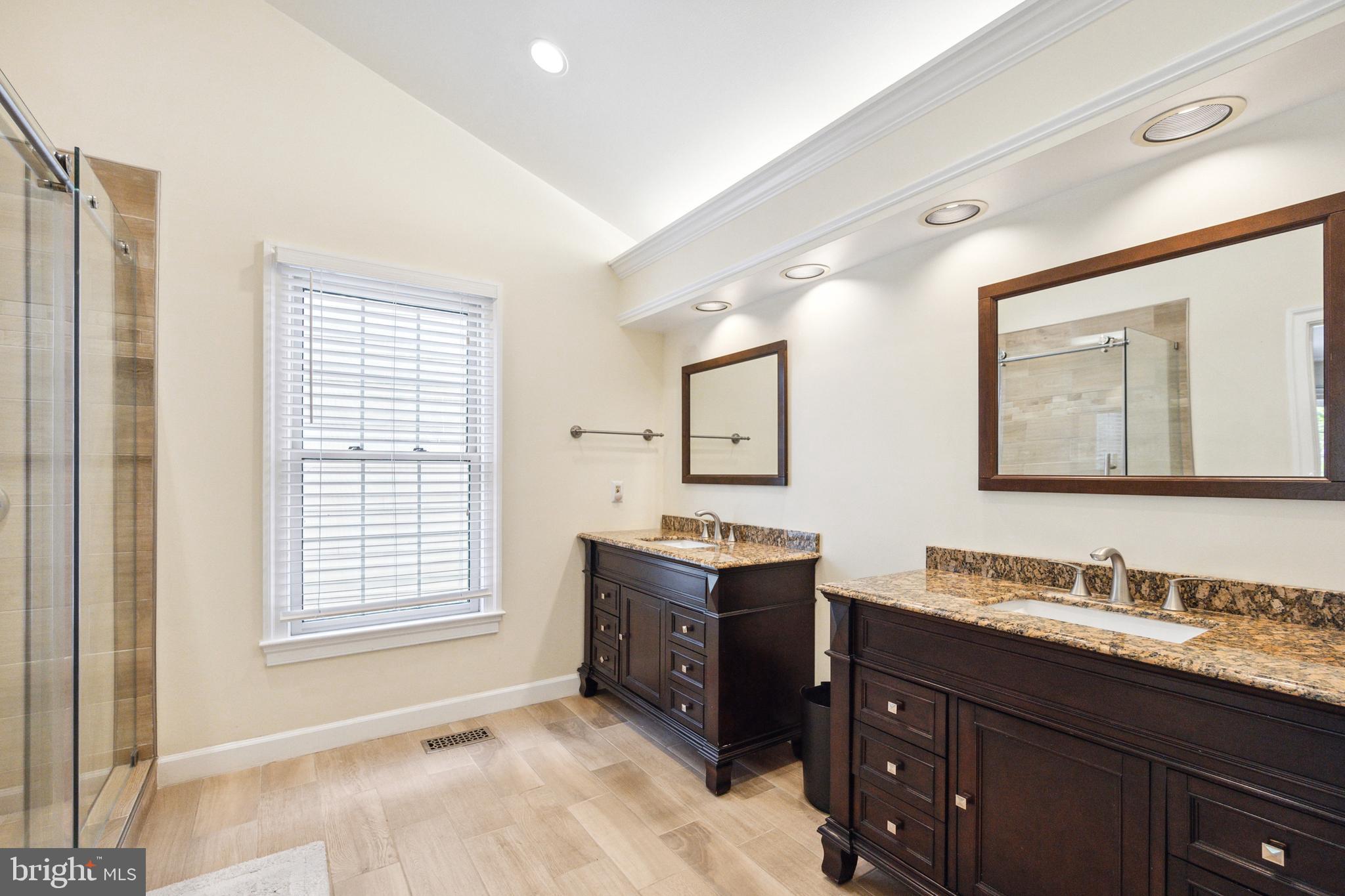 COURTHOUSE OAKS - Residential