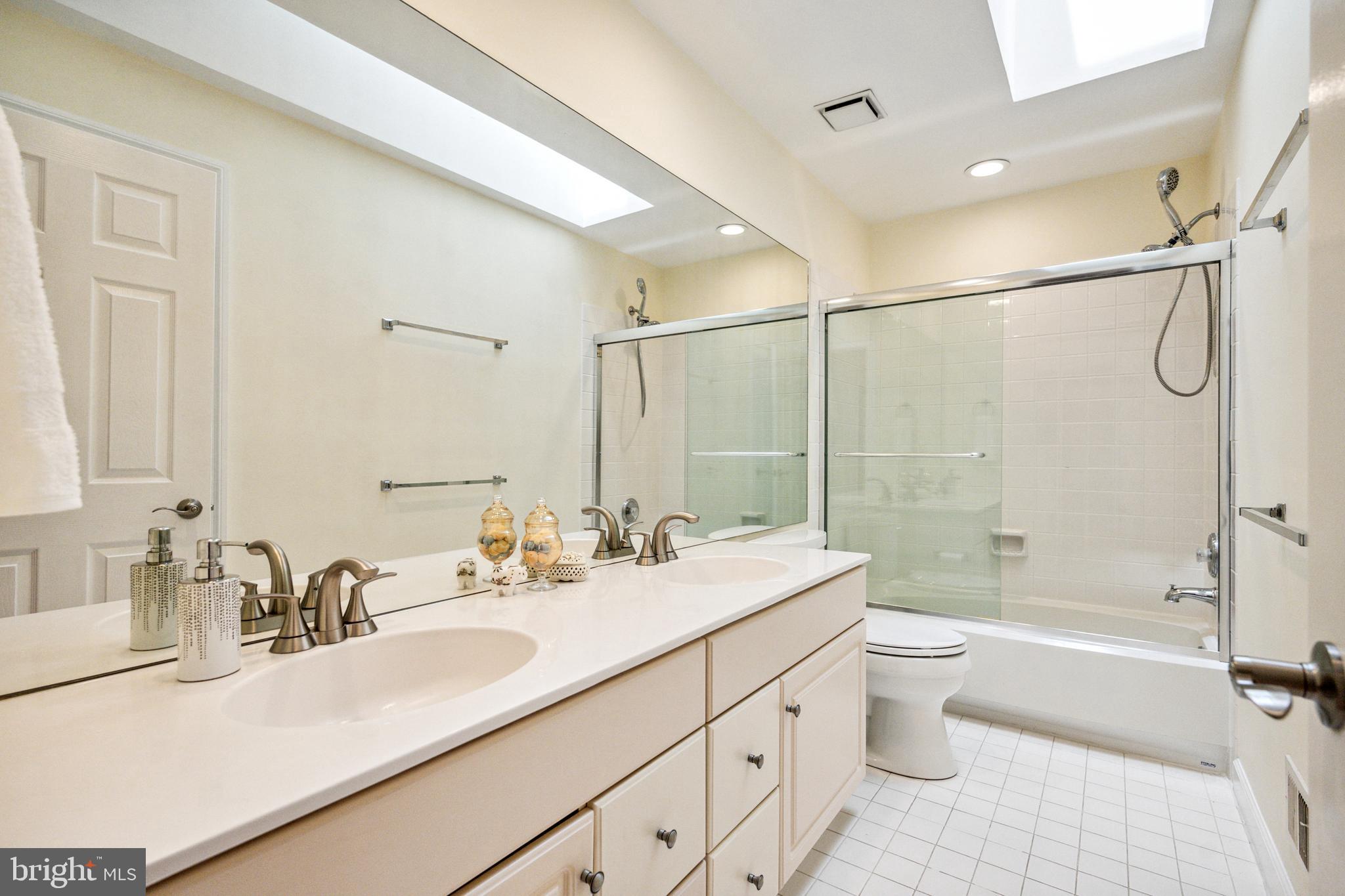 COURTHOUSE OAKS - Residential