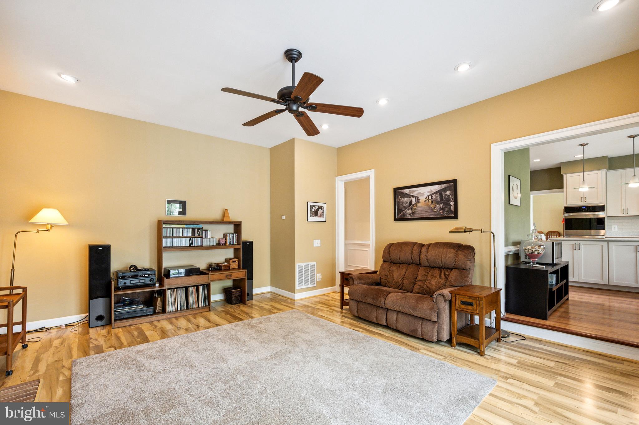 COURTHOUSE OAKS - Residential