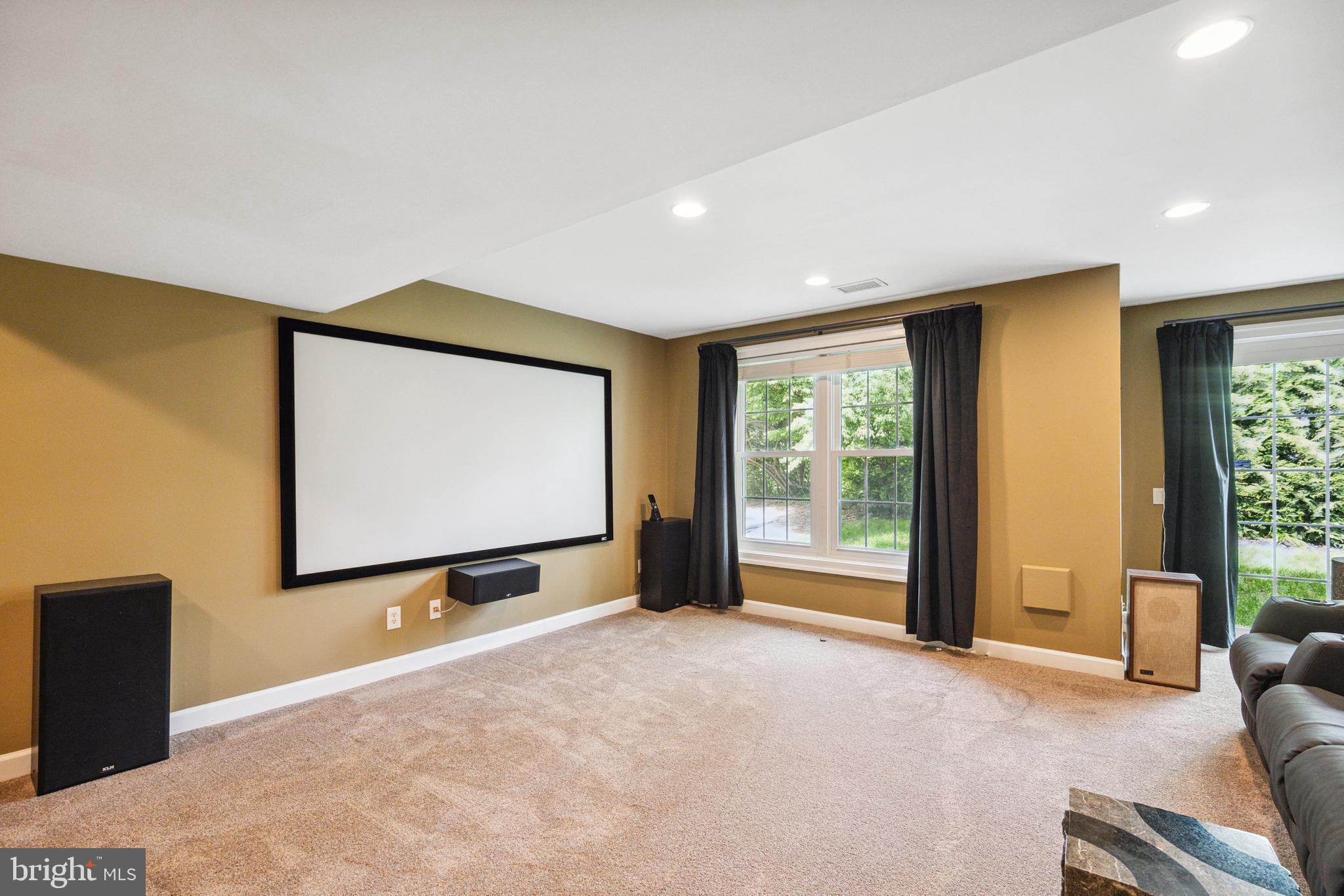 COURTHOUSE OAKS - Residential