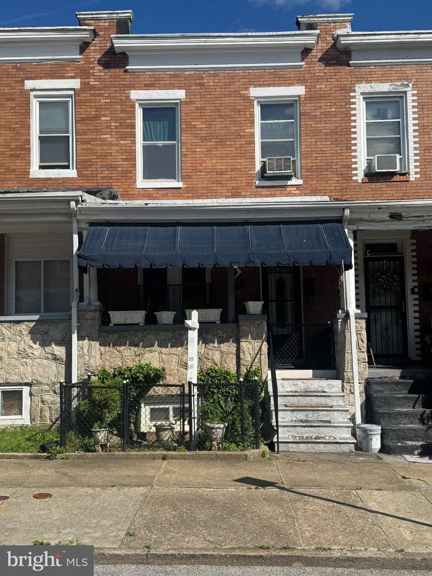 Don’t miss this prime investment opportunity in the sought-after Homestead-Montabella area. This three-bedroom, one-and-a-half-bath home offers strong rental potential or a solid flip opportunity. With a bright, flexible layout, a fenced backyard, and a prime central location near parks, shops, and major transport, this property is a savvy addition to any investor’s portfolio