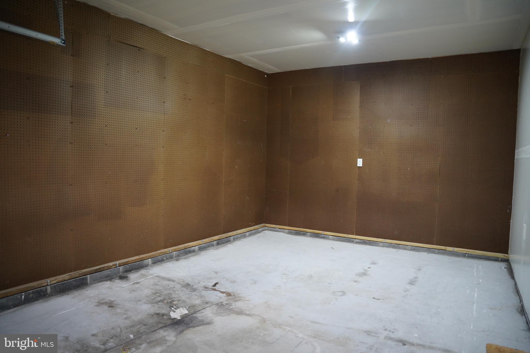 MIDDLE CREEK MANOR - Residential Lease