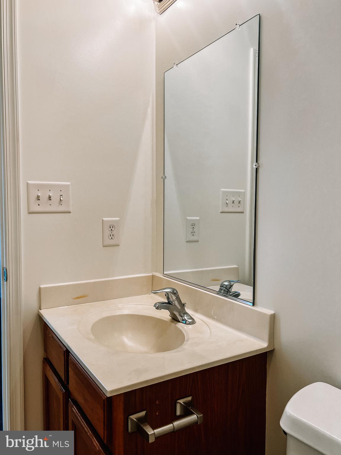 MIDDLE CREEK MANOR - Residential Lease