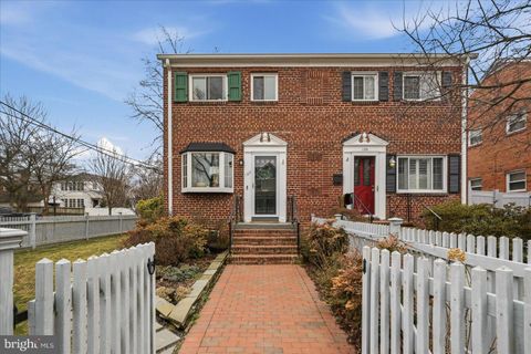 Photo of 127 E Glendale Avenue, ALEXANDRIA, VA 22301 (MLS # VAAX2054604)