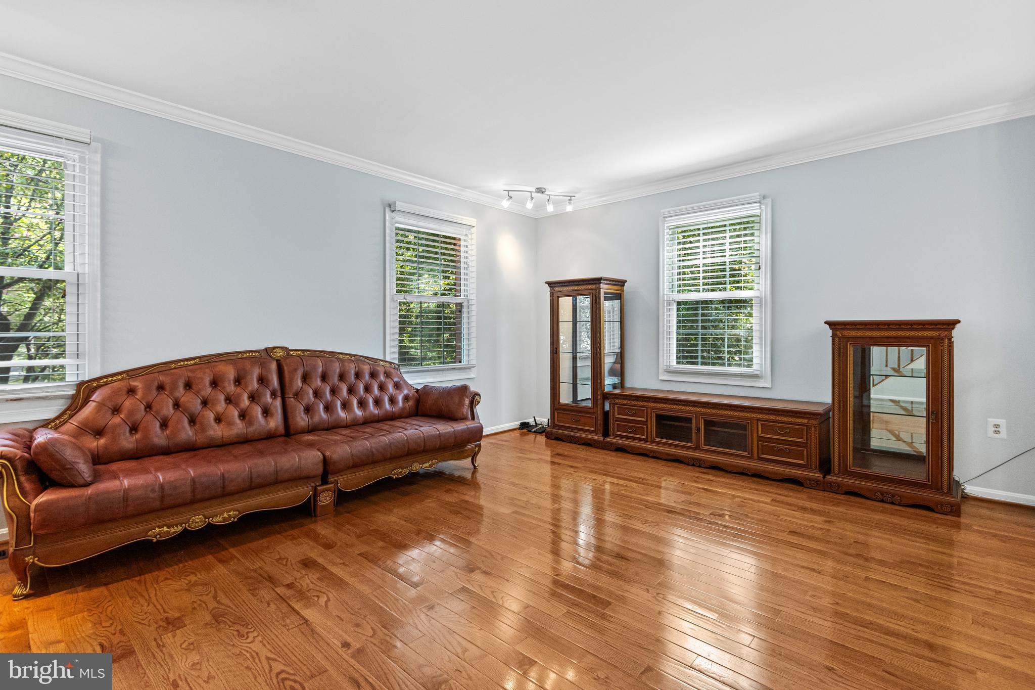 WOODED GLEN - Residential