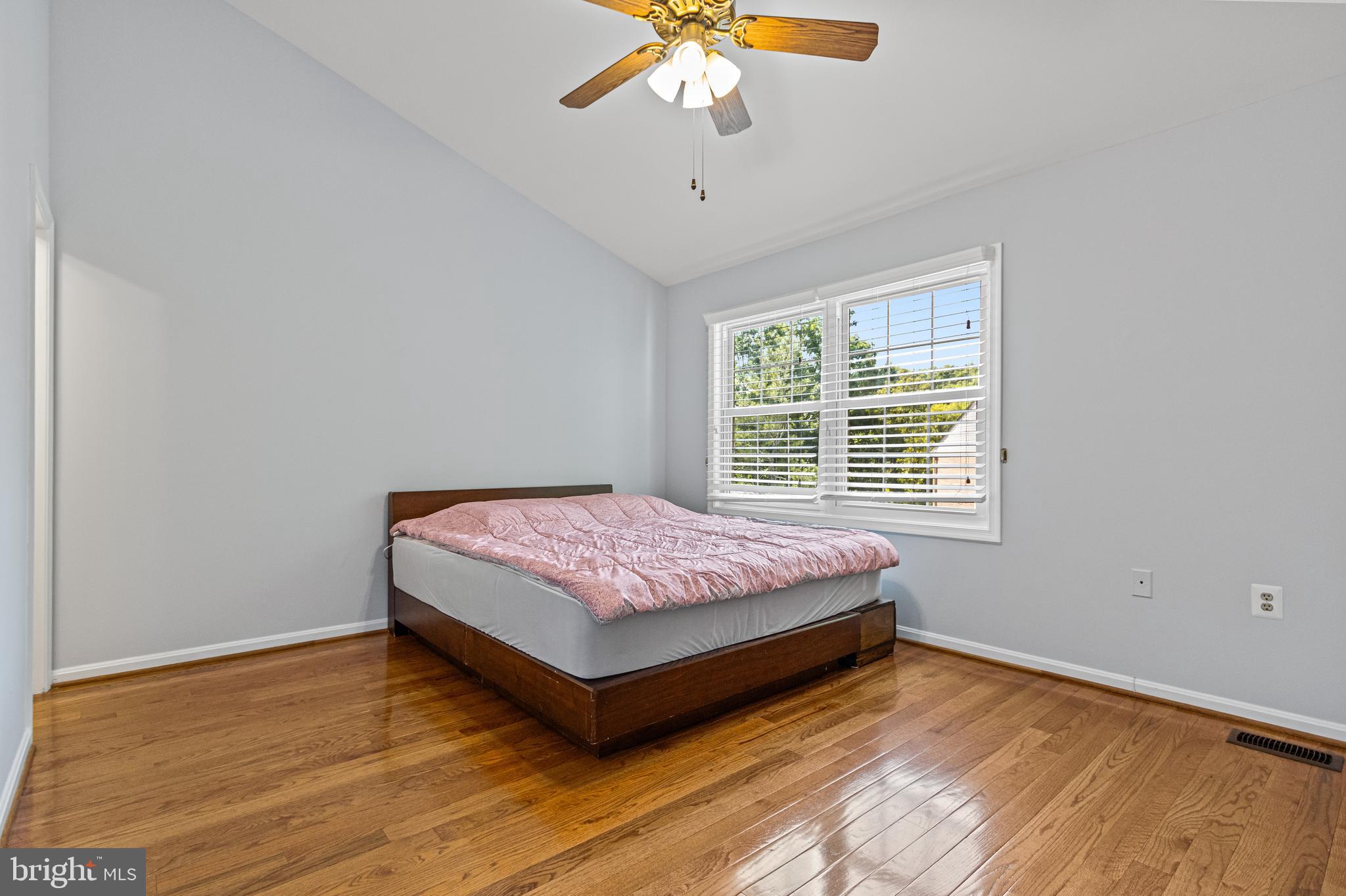 WOODED GLEN - Residential