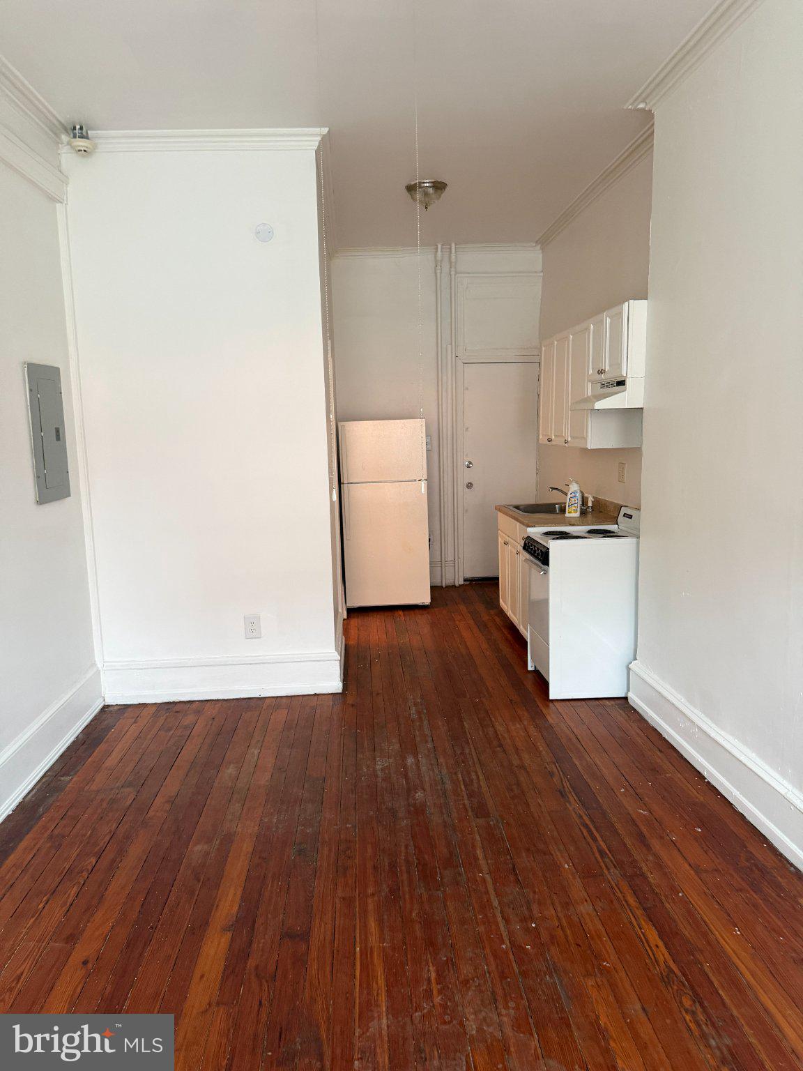 2083 CLEARFIELD STREET 1ST FLOOR FRONT