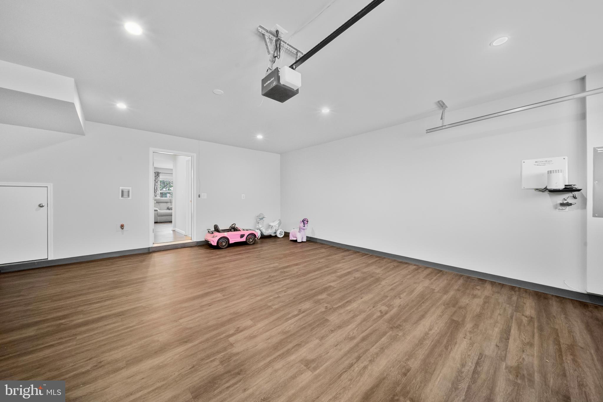 MADISON CRESCENT - Residential