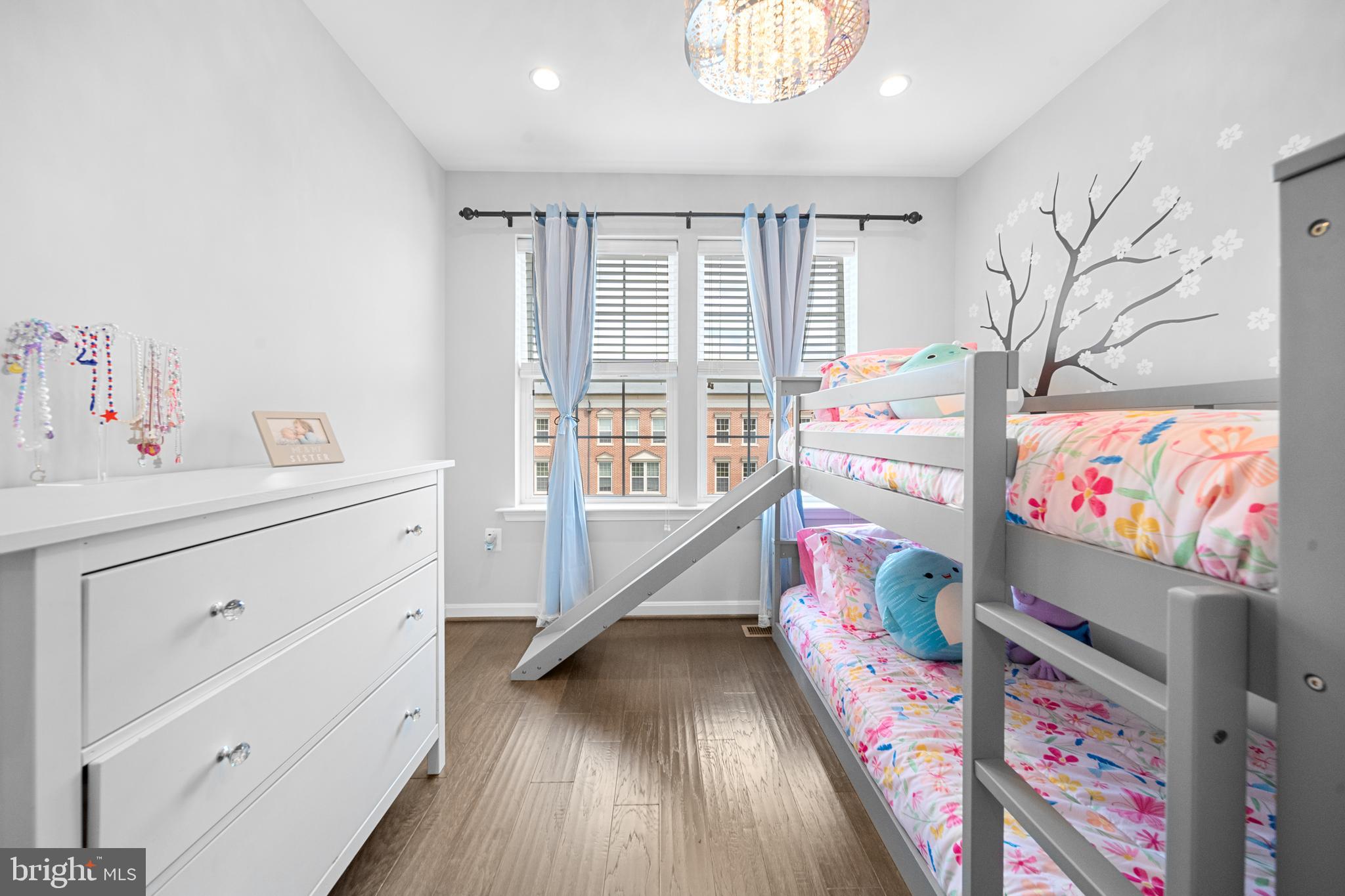 MADISON CRESCENT - Residential