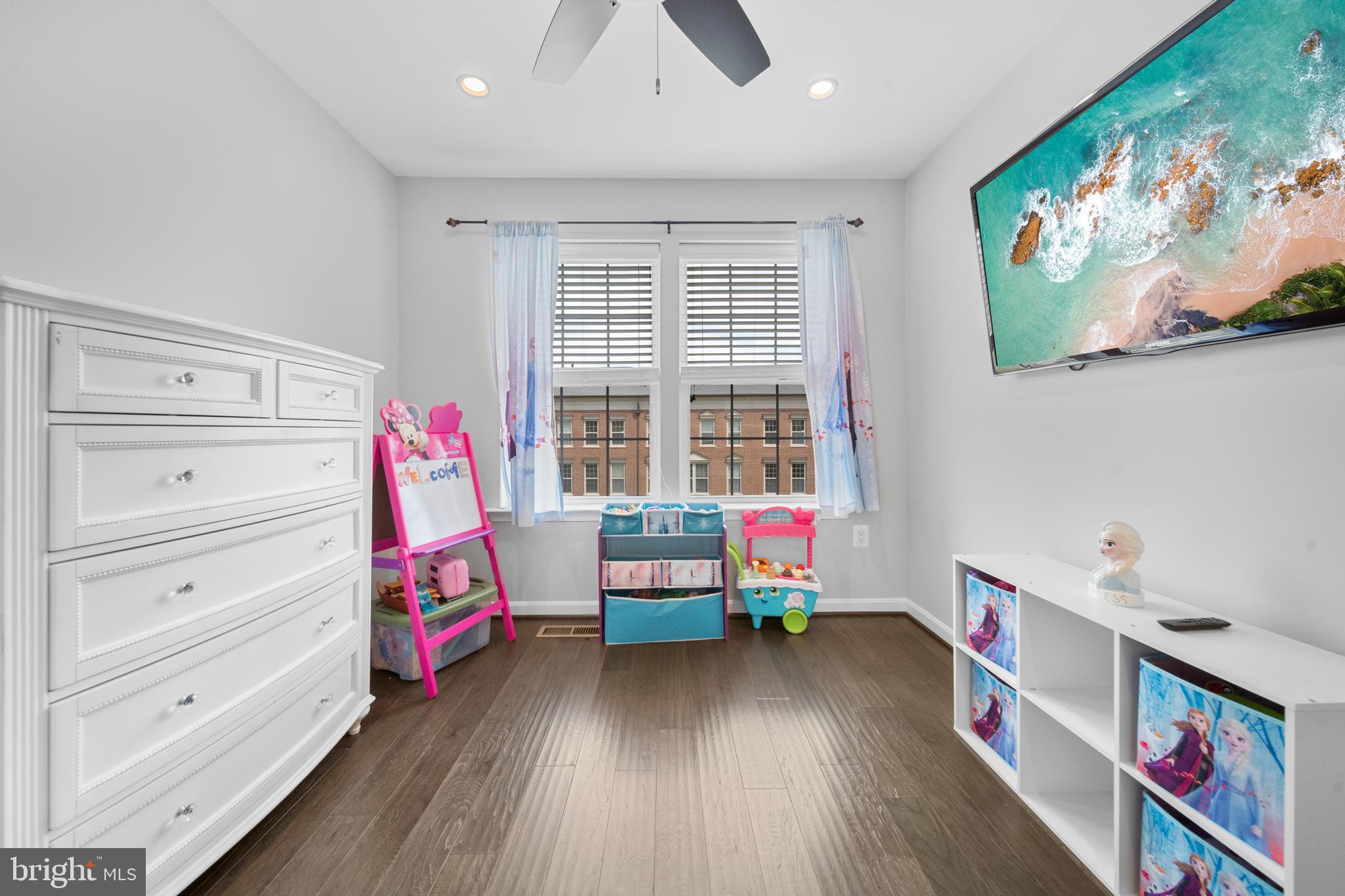 MADISON CRESCENT - Residential