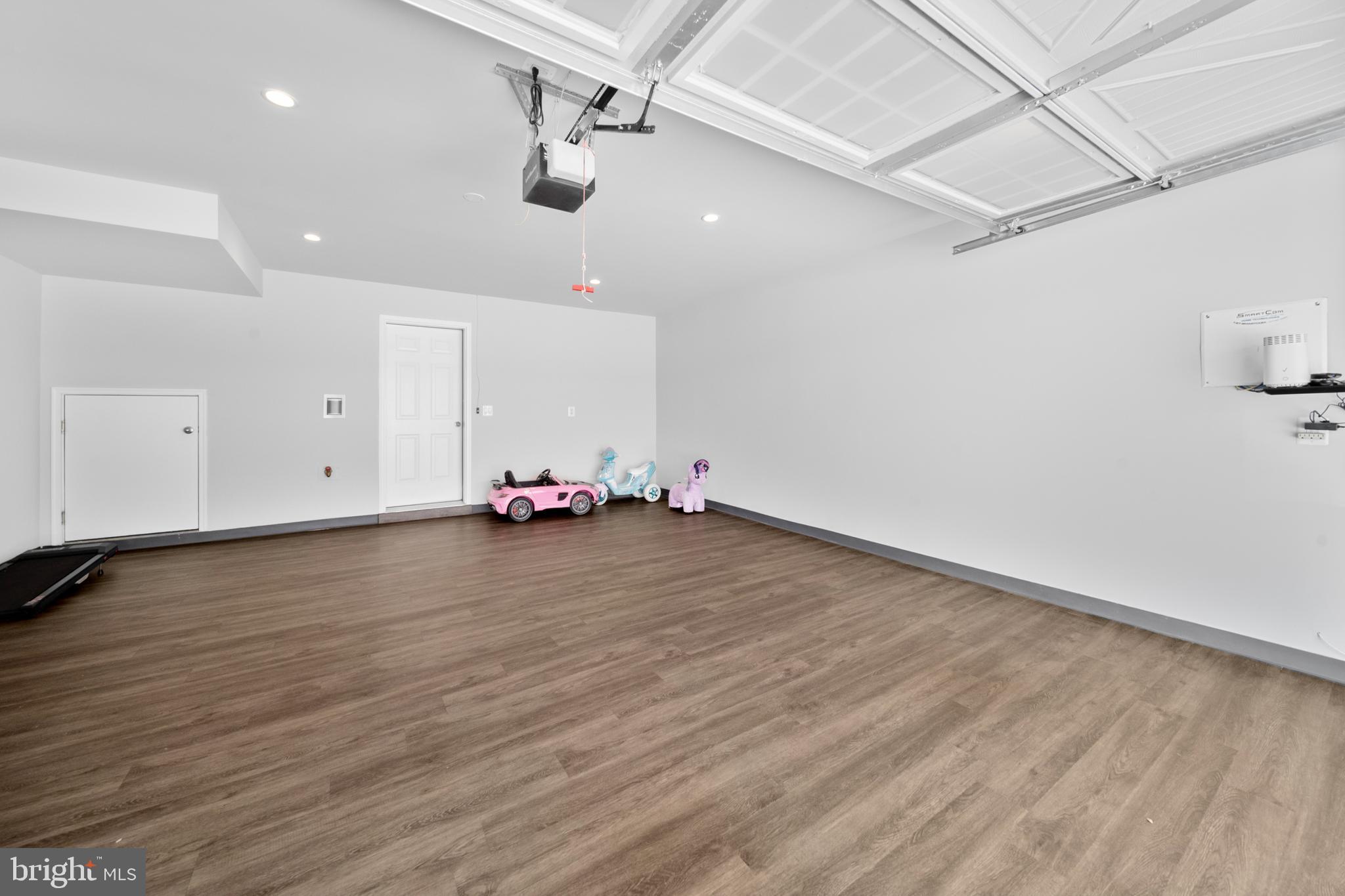 MADISON CRESCENT - Residential