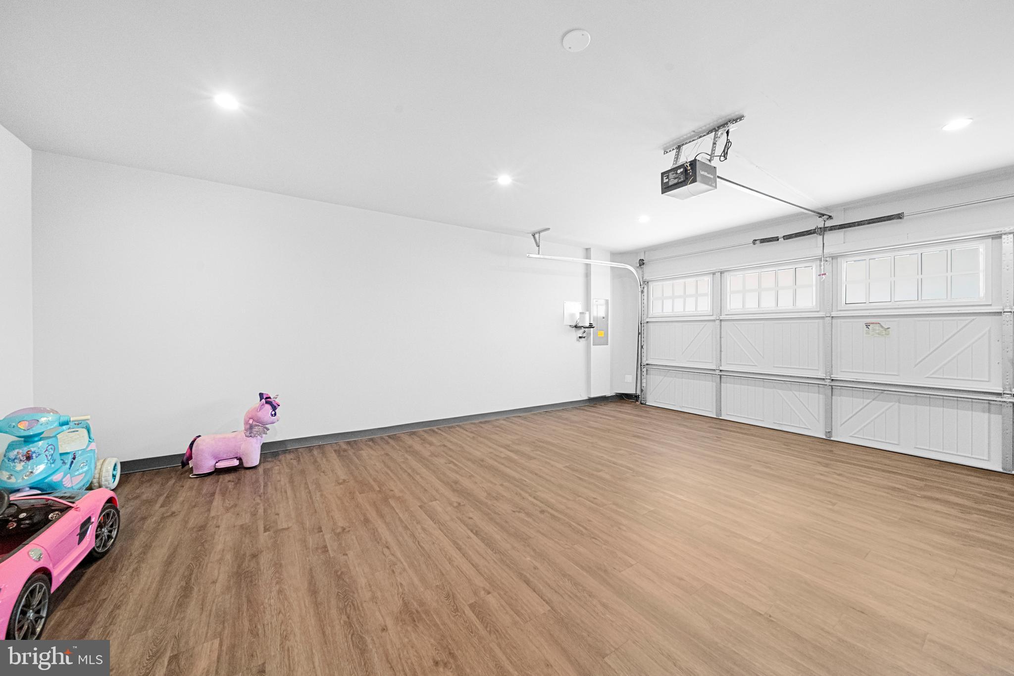 MADISON CRESCENT - Residential