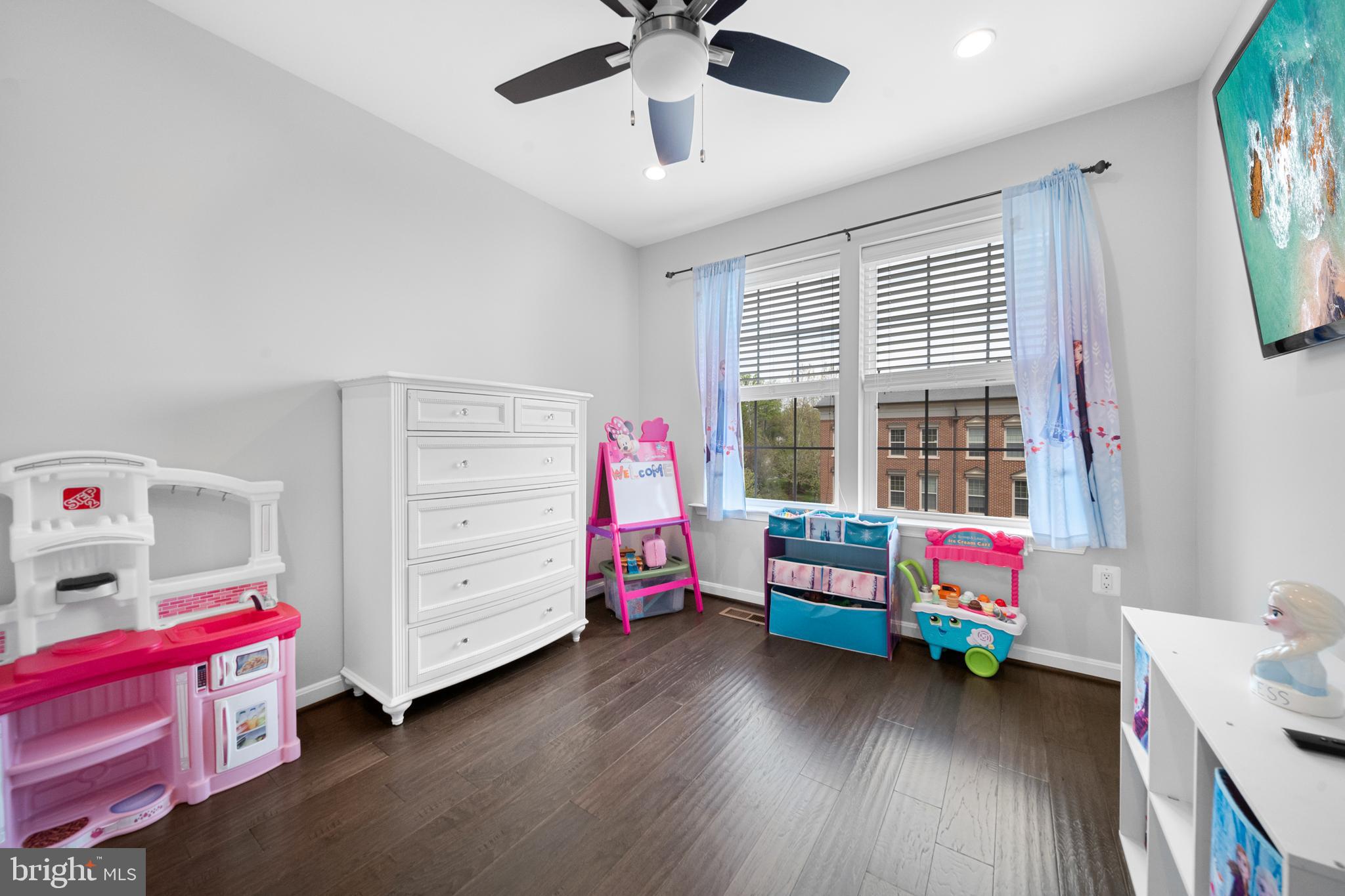 MADISON CRESCENT - Residential