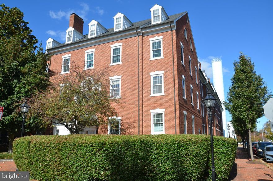 Located in the heart of Easton's historic district, this large one-bedroom with office alcove is close to the Avalon Theatre, Academy Art Museum and many great shops and restaurants. Two elevators, secure underground parking, 10' ceilings.