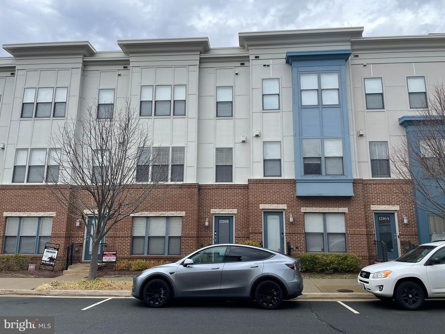 Beautiful luxury townhouse located only steps away from Fairfax Town Center,  close by Fair Oaks Mall, and Fairfax Corner.  It is located right off of West OX and less than a minute to 66, minutes from major commuter routes, shopping, dining, entertainment, and so much more!
This home has fireplace, gourmet kitchen, granite counters and large pantry, 2 car garage, and access to the private rooftop deck. 2 year plus lease term.