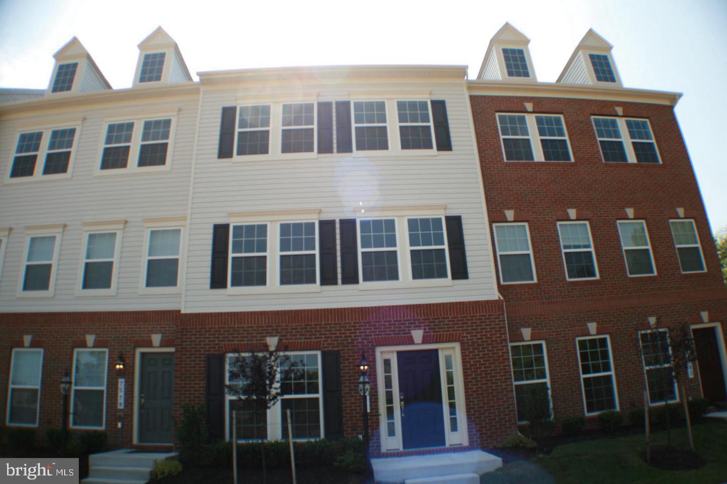 OXFORD SQUARE - Residential Lease