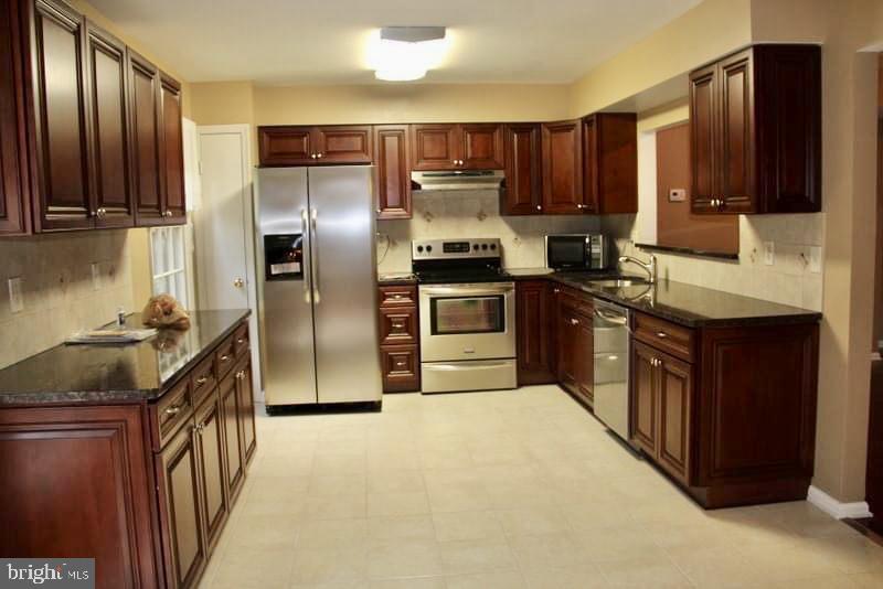 COUNTRY CREEK - Residential Lease