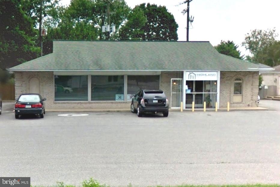 5 private offices, large bull-pen area with 8 cubicles, kitchenette with sink, private restrooms. Currently tenant occupied. See agent for status of current tenant.
