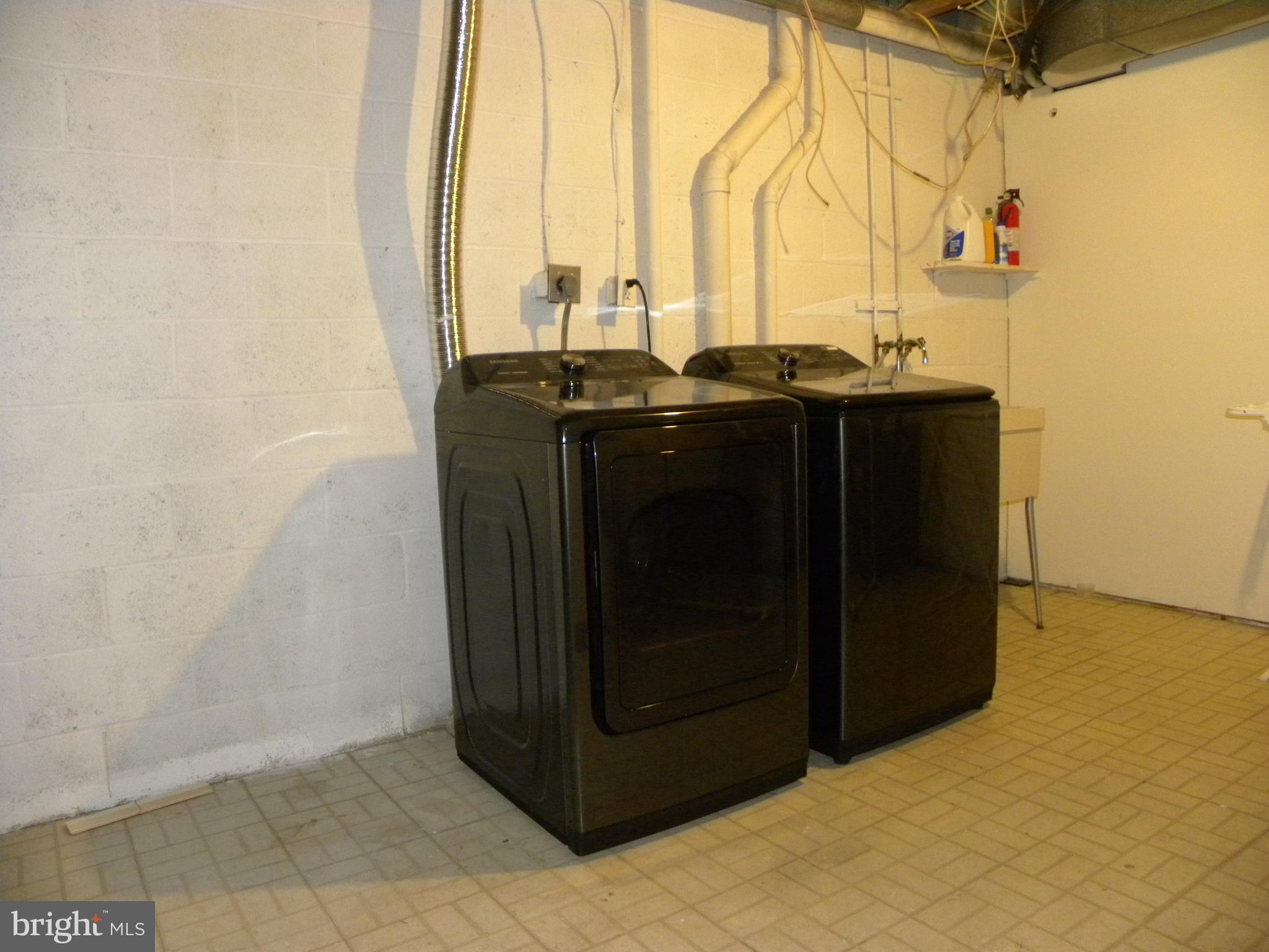 MCLEAN MEWS - Residential Lease