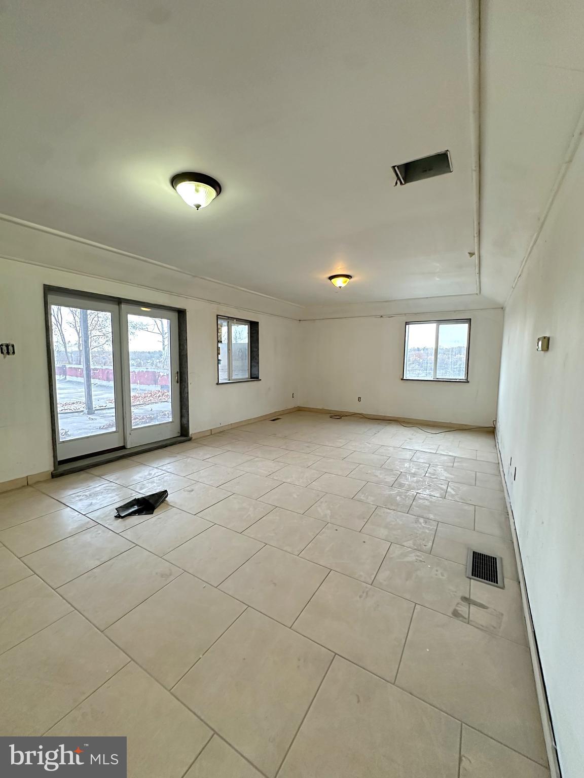 MANAYUNK - Commercial Lease