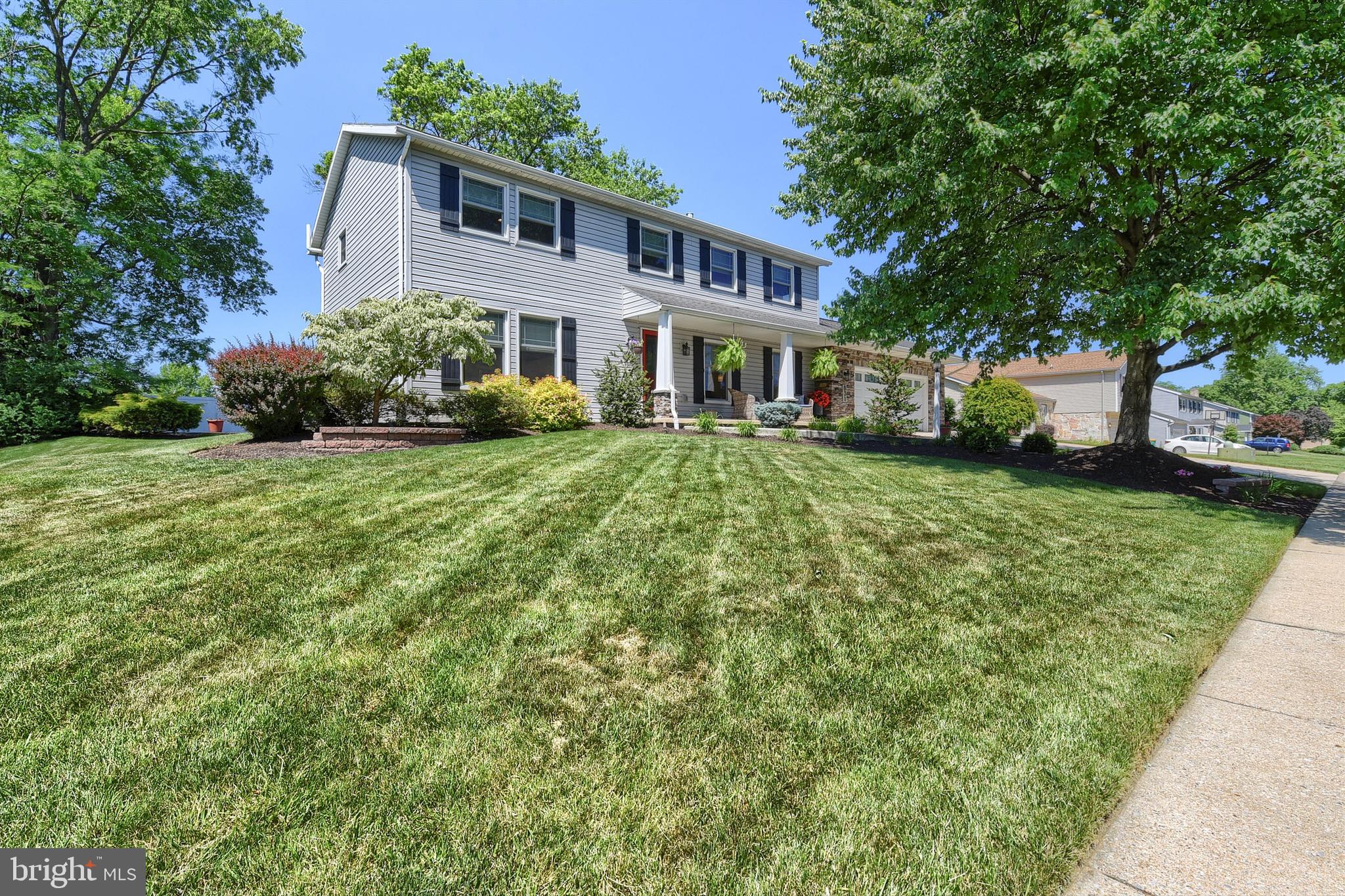 831 RIDGEWOOD DRIVE