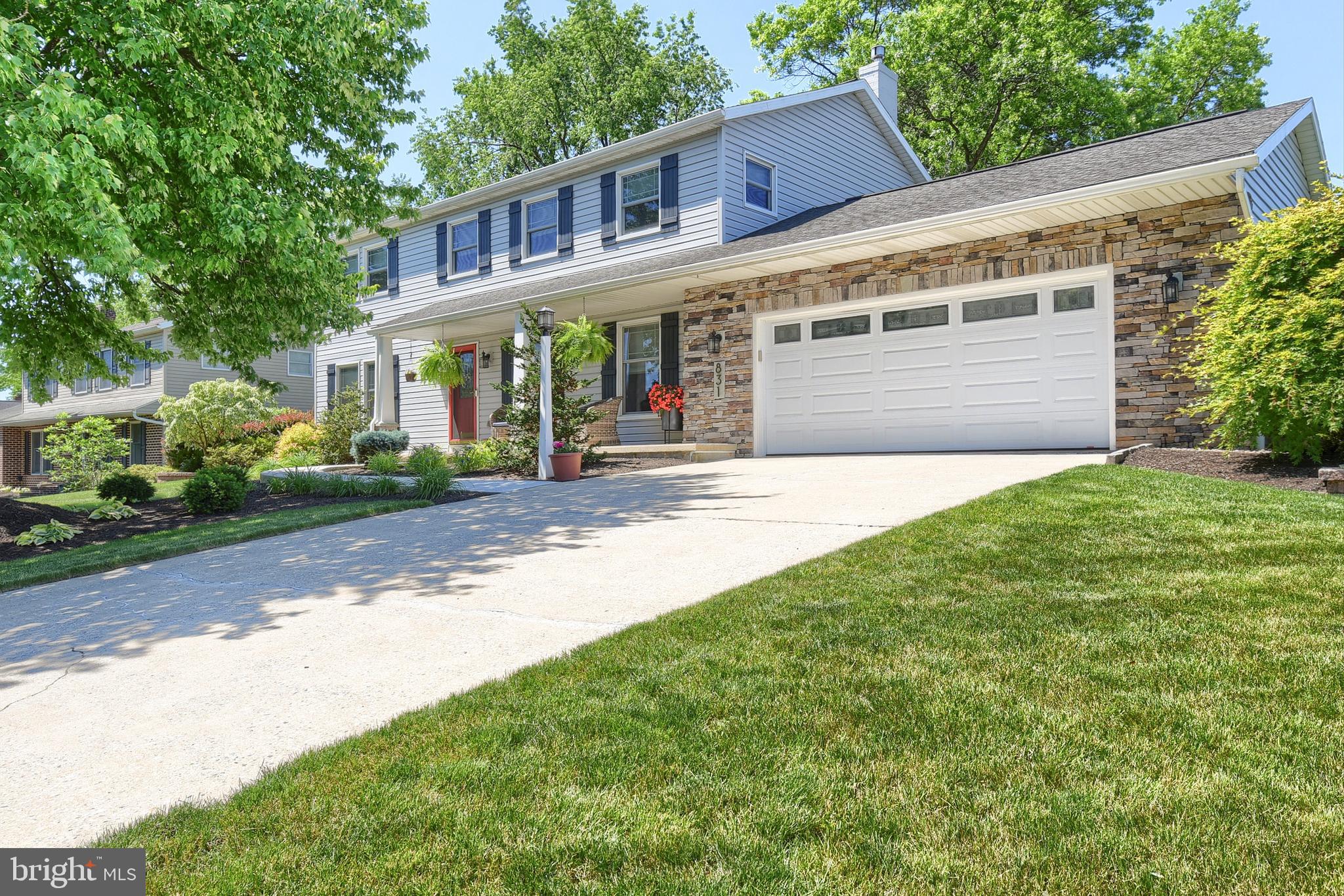 831 RIDGEWOOD DRIVE