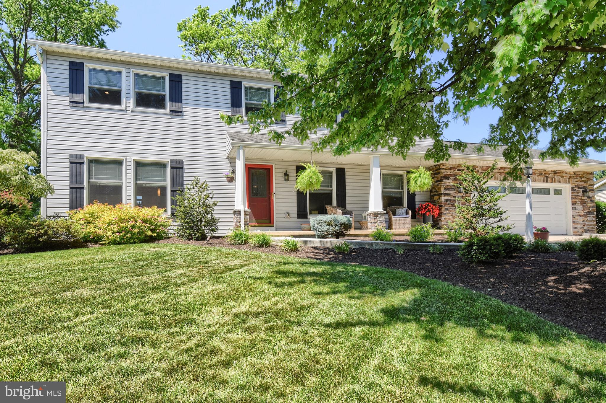 831 RIDGEWOOD DRIVE