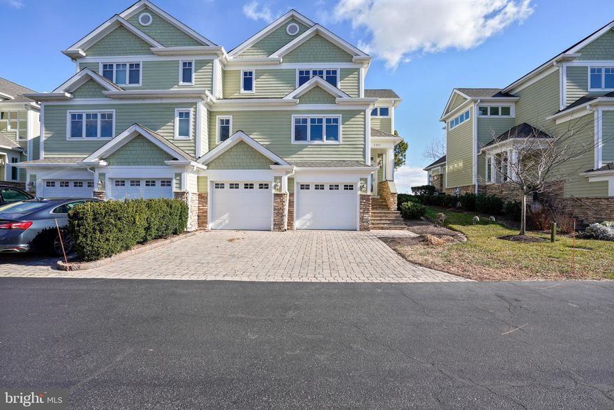 Come home to extraordinary views of the Chester River. This beautifully finished home within the oasis of Narrows Pointe offers splendid tranquility and an astonishing panorama. Schedule your tour to experience a truly breathtaking property.